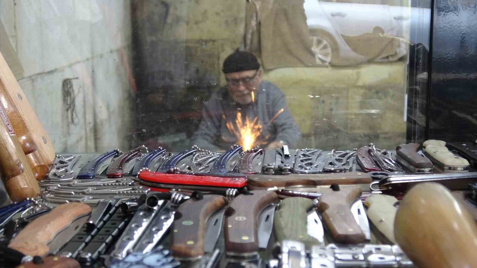 5 metrekarelik dükkanında 67 yıldır bıçakçılık yapıyor
5 metrekarelik dükkanında 67 yıldır bıçakçılık yapıyor