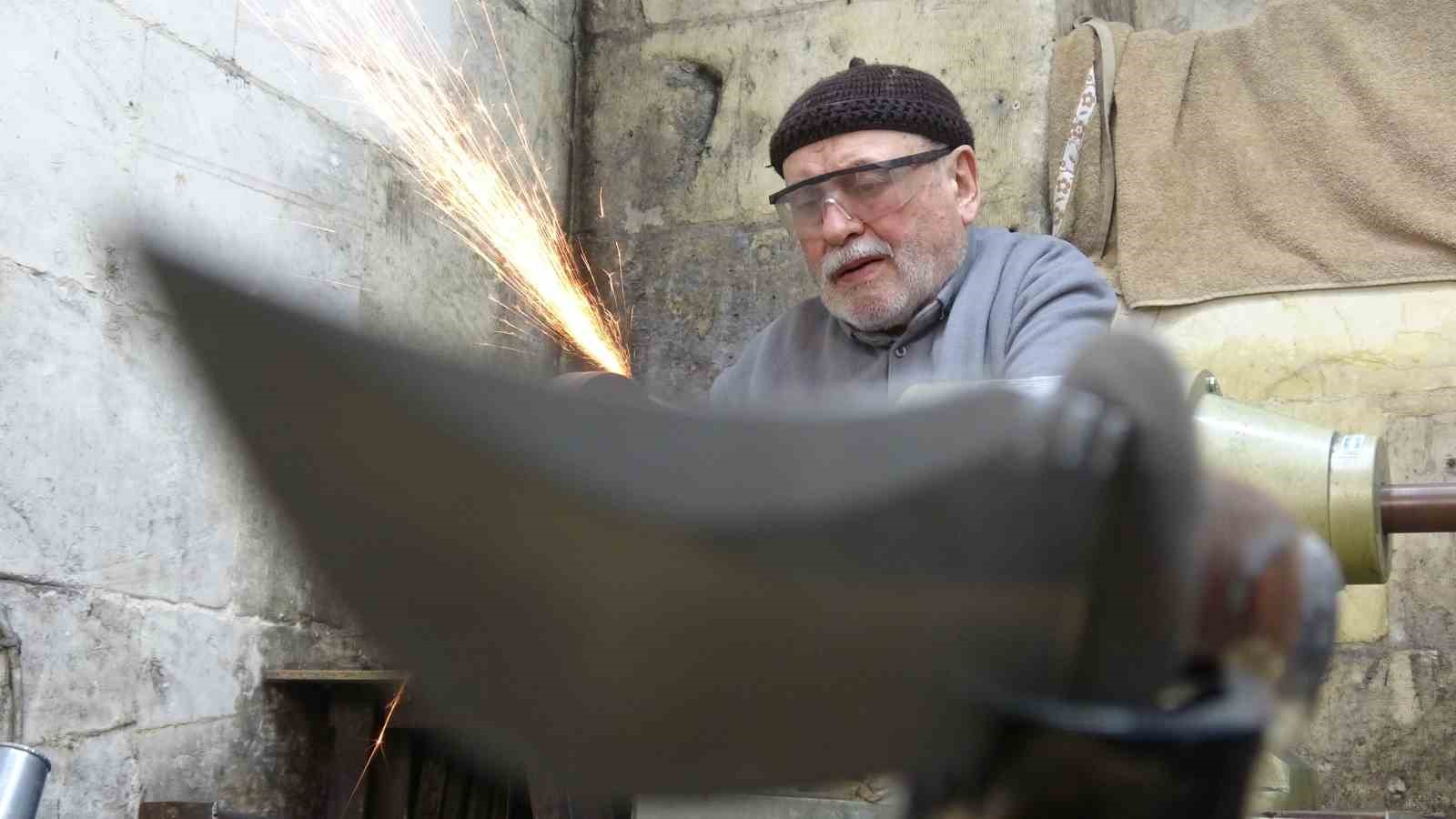 5 metrekarelik dükkanında 67 yıldır bıçakçılık yapıyor
5 metrekarelik dükkanında 67 yıldır bıçakçılık yapıyor