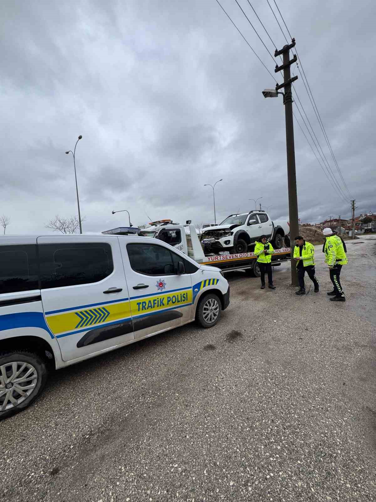 5 metrelik refüjden aşağı uçan araçta 3 kişi yaralandı
