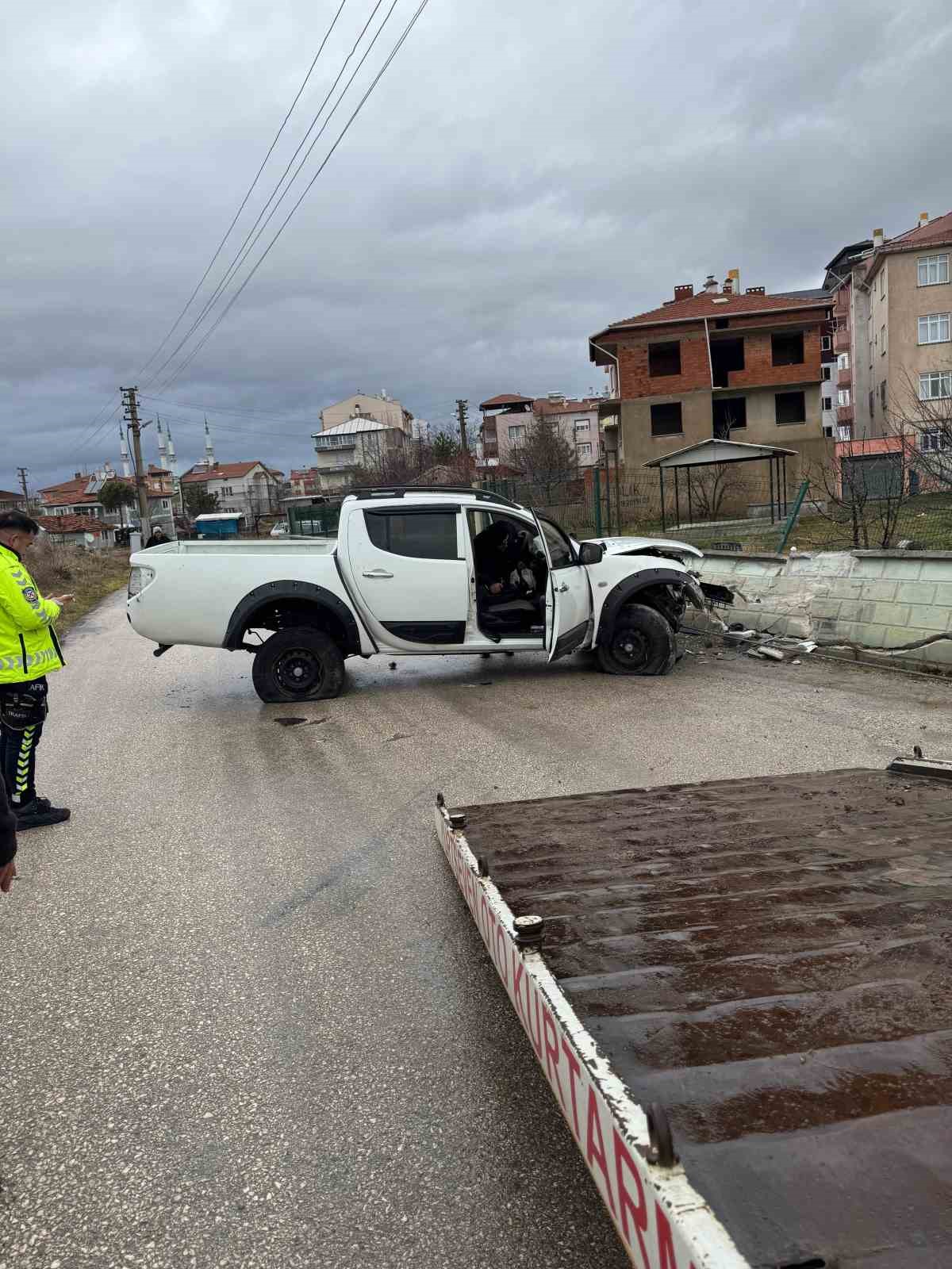 5 metrelik refüjden aşağı uçan araçta 3 kişi yaralandı

