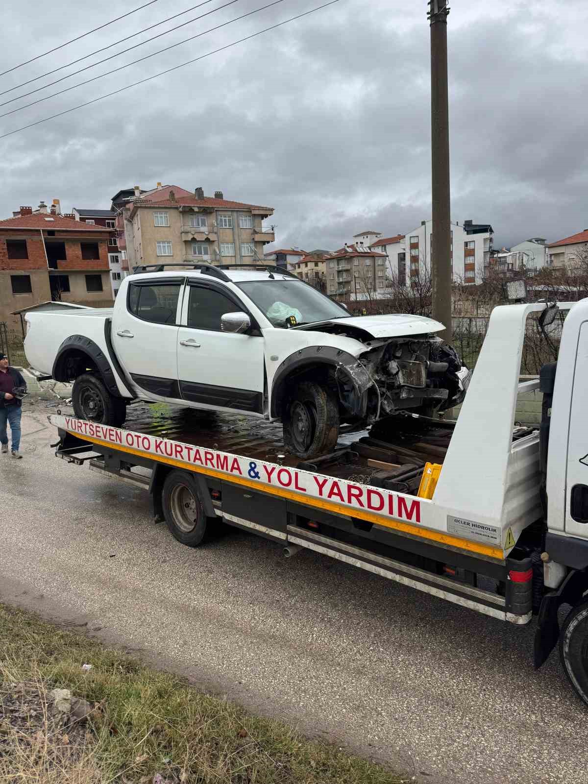 5 metrelik refüjden aşağı uçan araçta 3 kişi yaralandı
