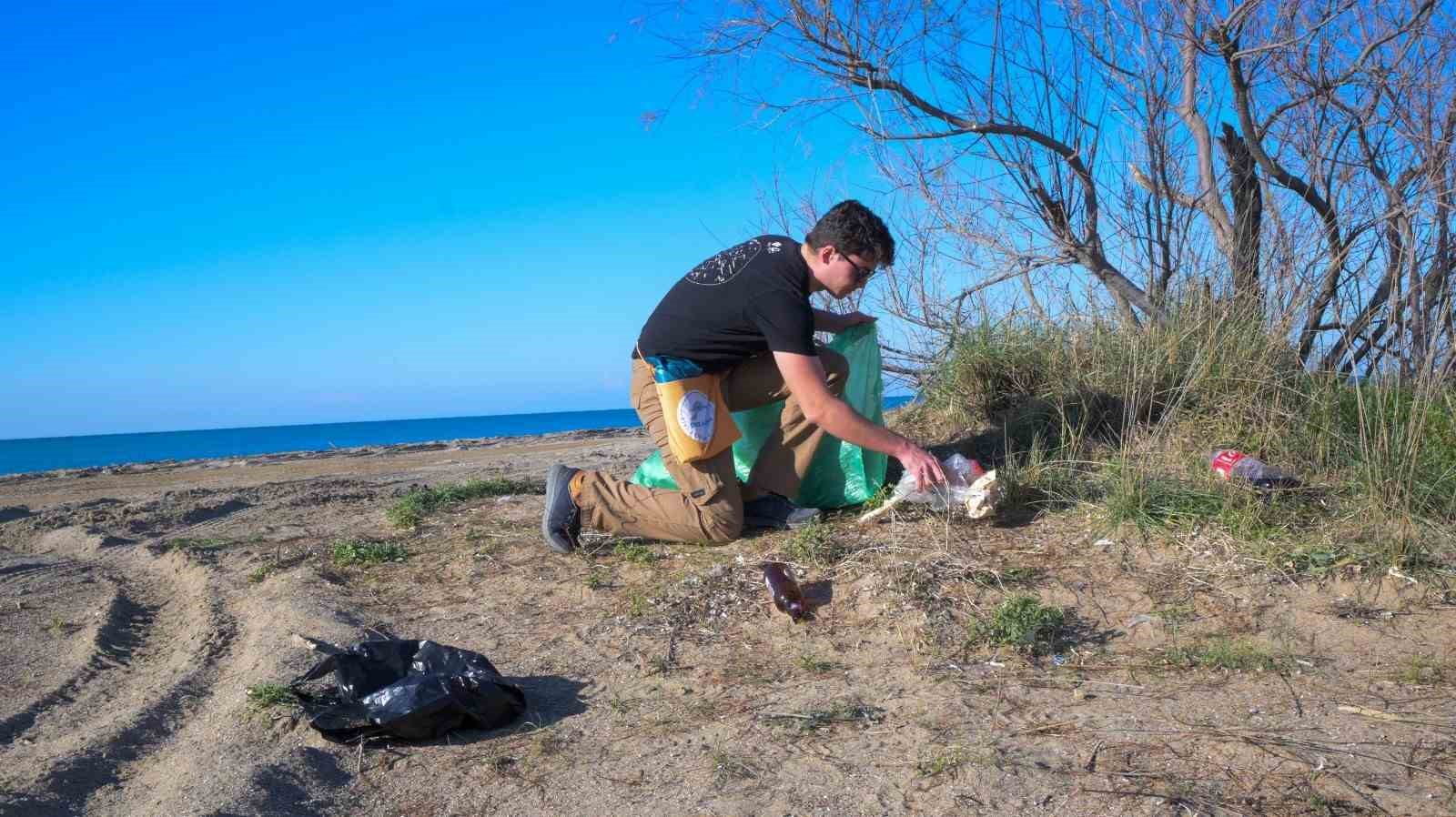 5 saatte sahilden 52 torba çöp topladılar
