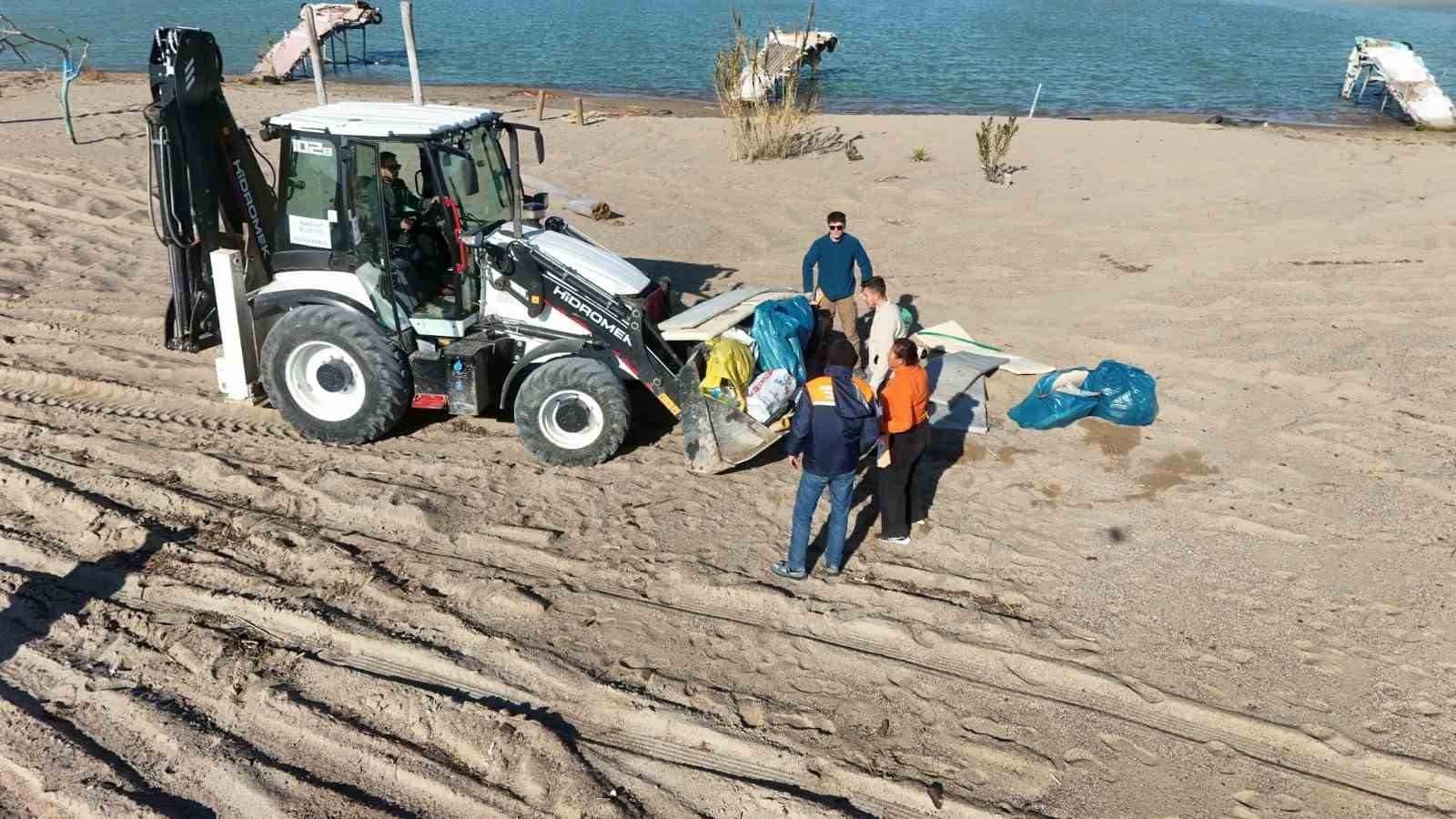 5 saatte sahilden 52 torba çöp topladılar
