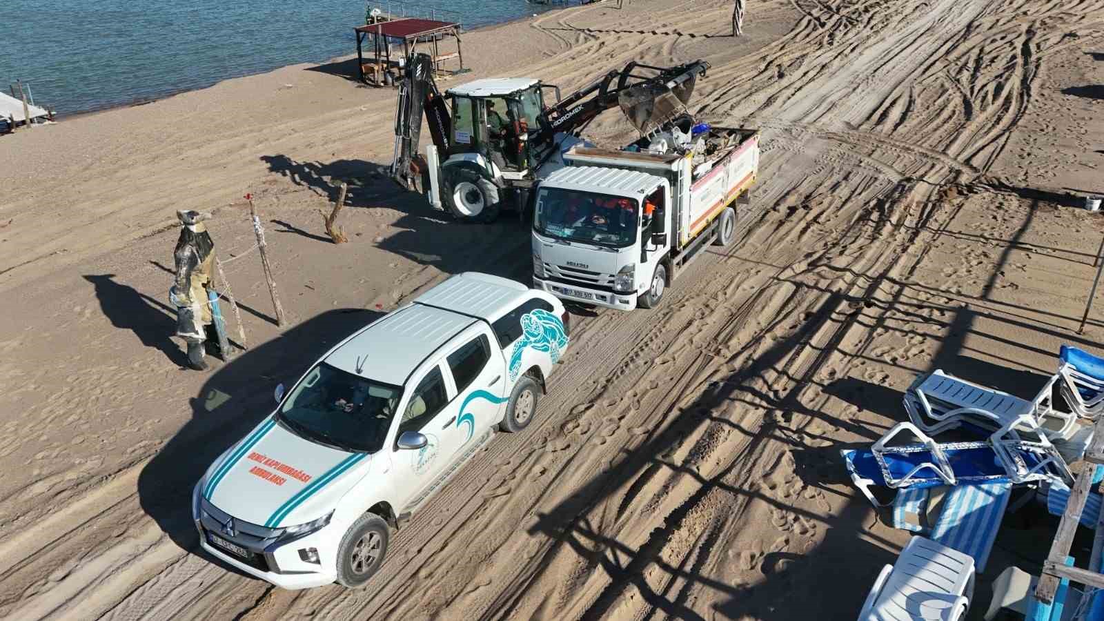 5 saatte sahilden 52 torba çöp topladılar
