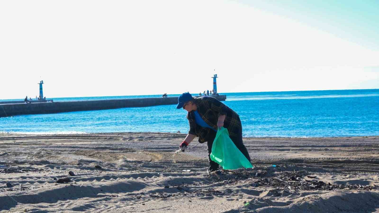 5 saatte sahilden 52 torba çöp topladılar
