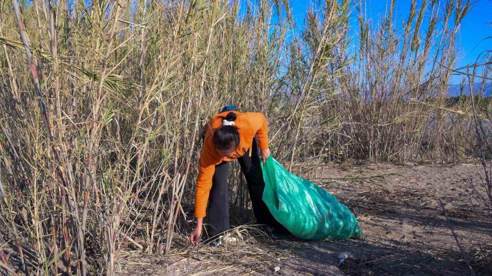 5 saatte sahilden 52 torba çöp topladılar
