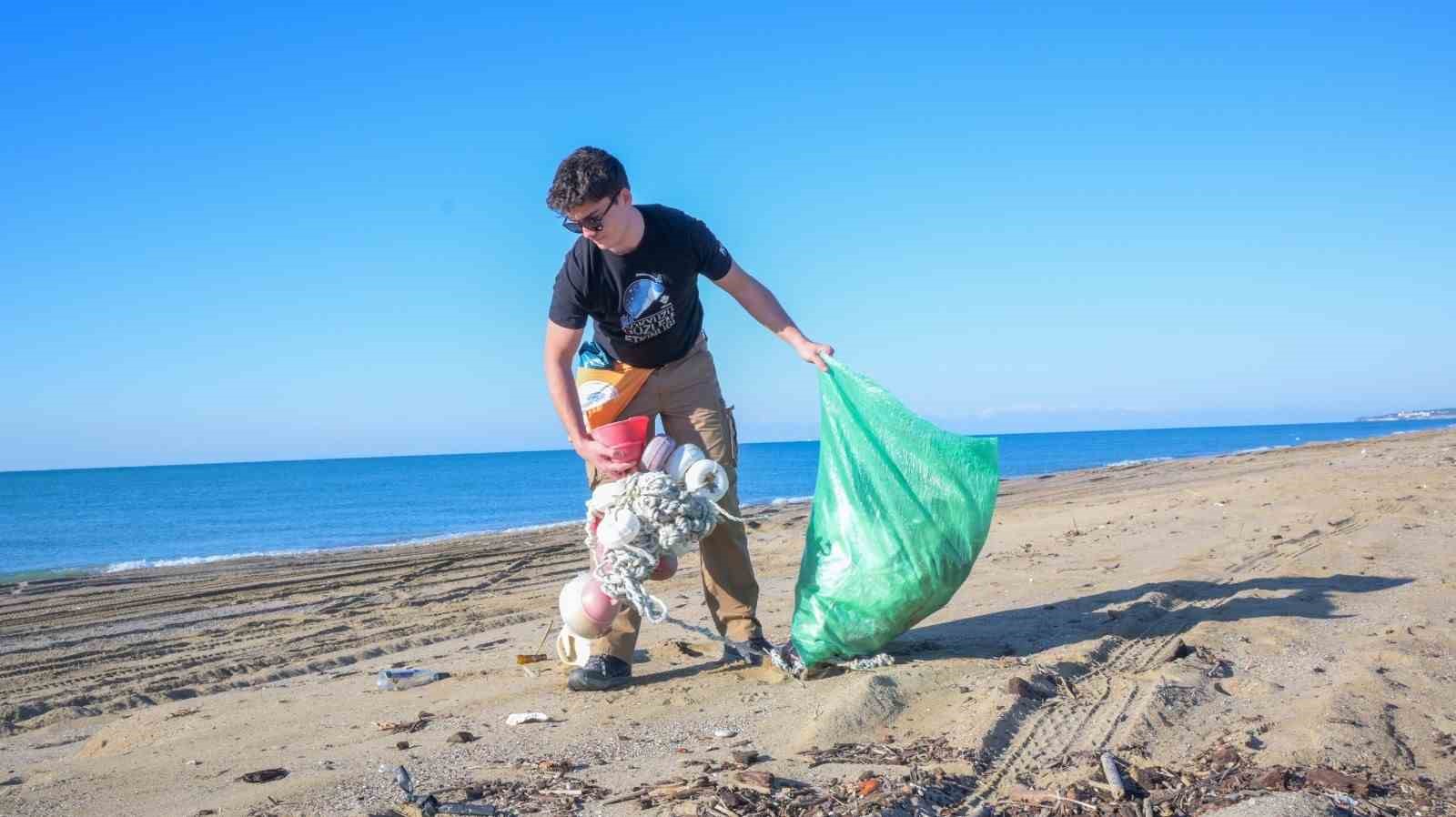 5 saatte sahilden 52 torba çöp topladılar
