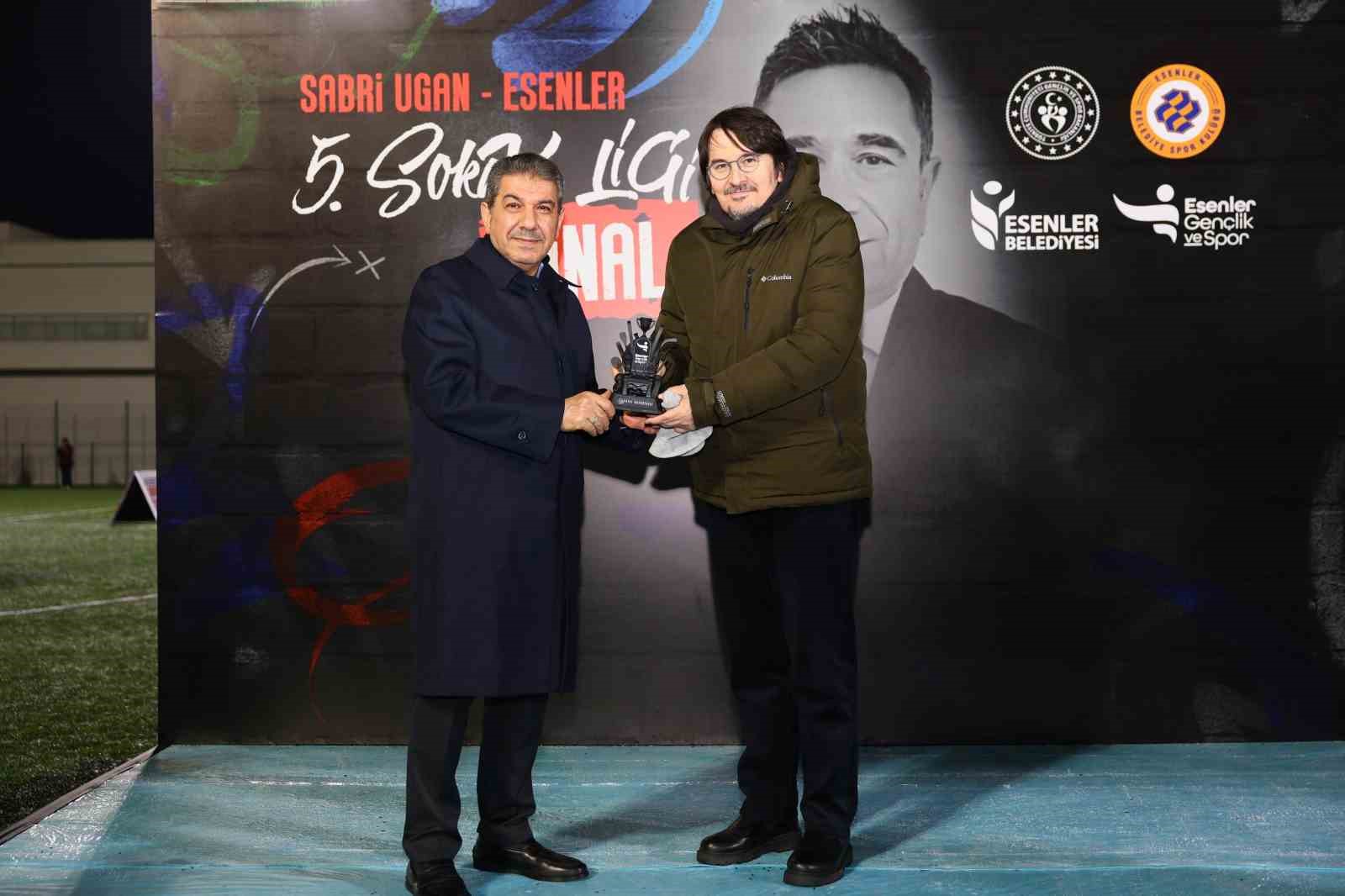 5. Sabri Ugan Esenler Sokak Ligi finalinde Fırat Aydınus düdük çaldı, Emre Tilev anlattı
5. Sabri Ugan Esenler Sokak Ligi finalinde Fırat Aydınus düdük çaldı, Emre Tilev anlattı