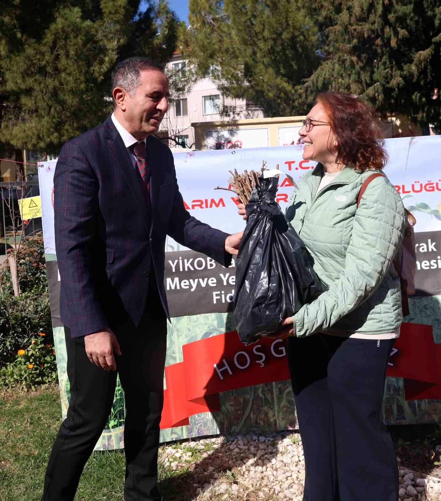 50 bin adet üzümsü fidan dağıtıldı
50 bin adet üzümsü fidan dağıtıldı