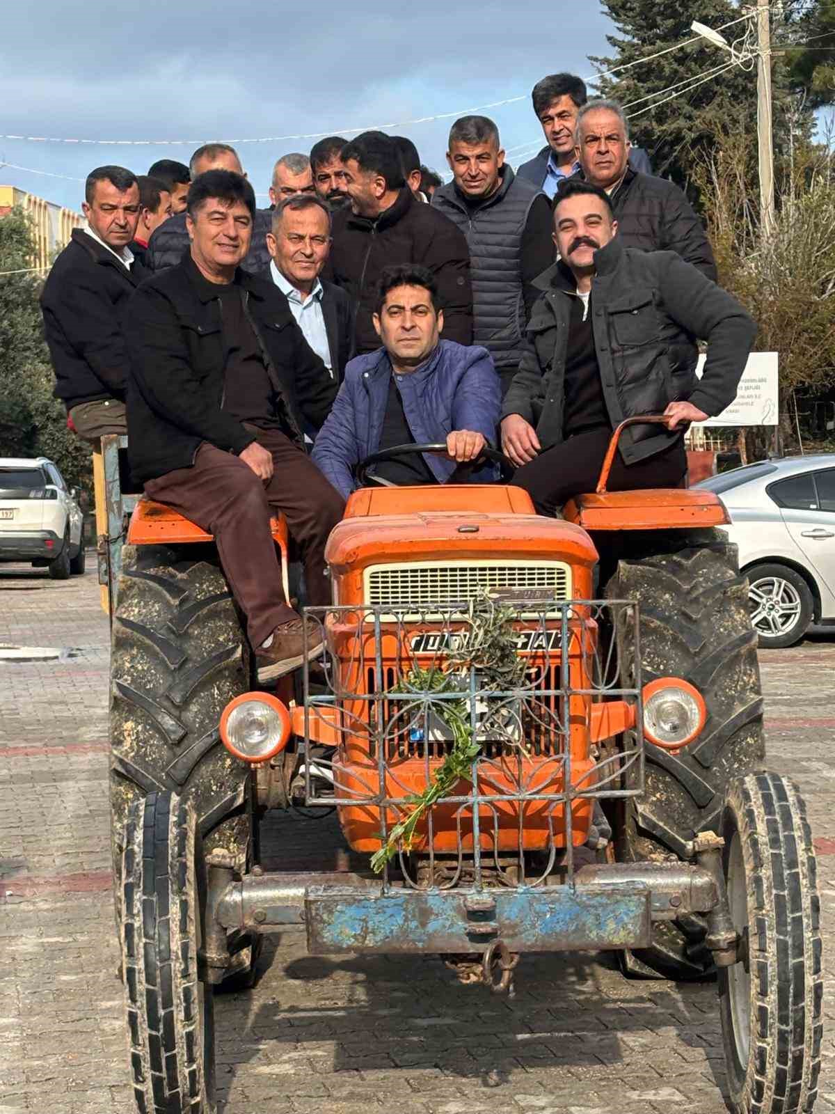 50 yıllık gelenek bozulmadı, traktörle mezarlık ziyareti
