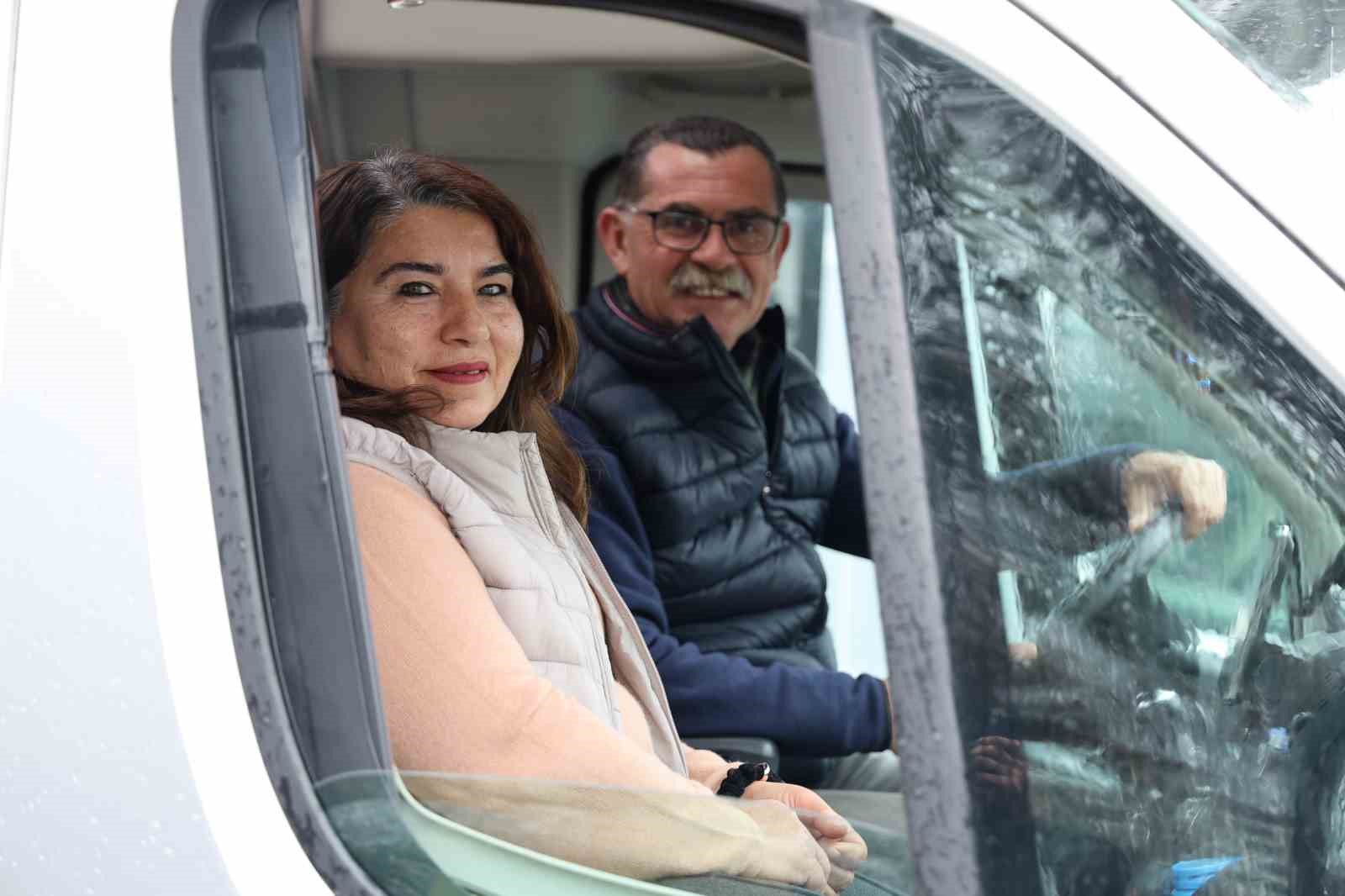 50 yıllık memleket hasretlerini karavanla gideriyorlar
