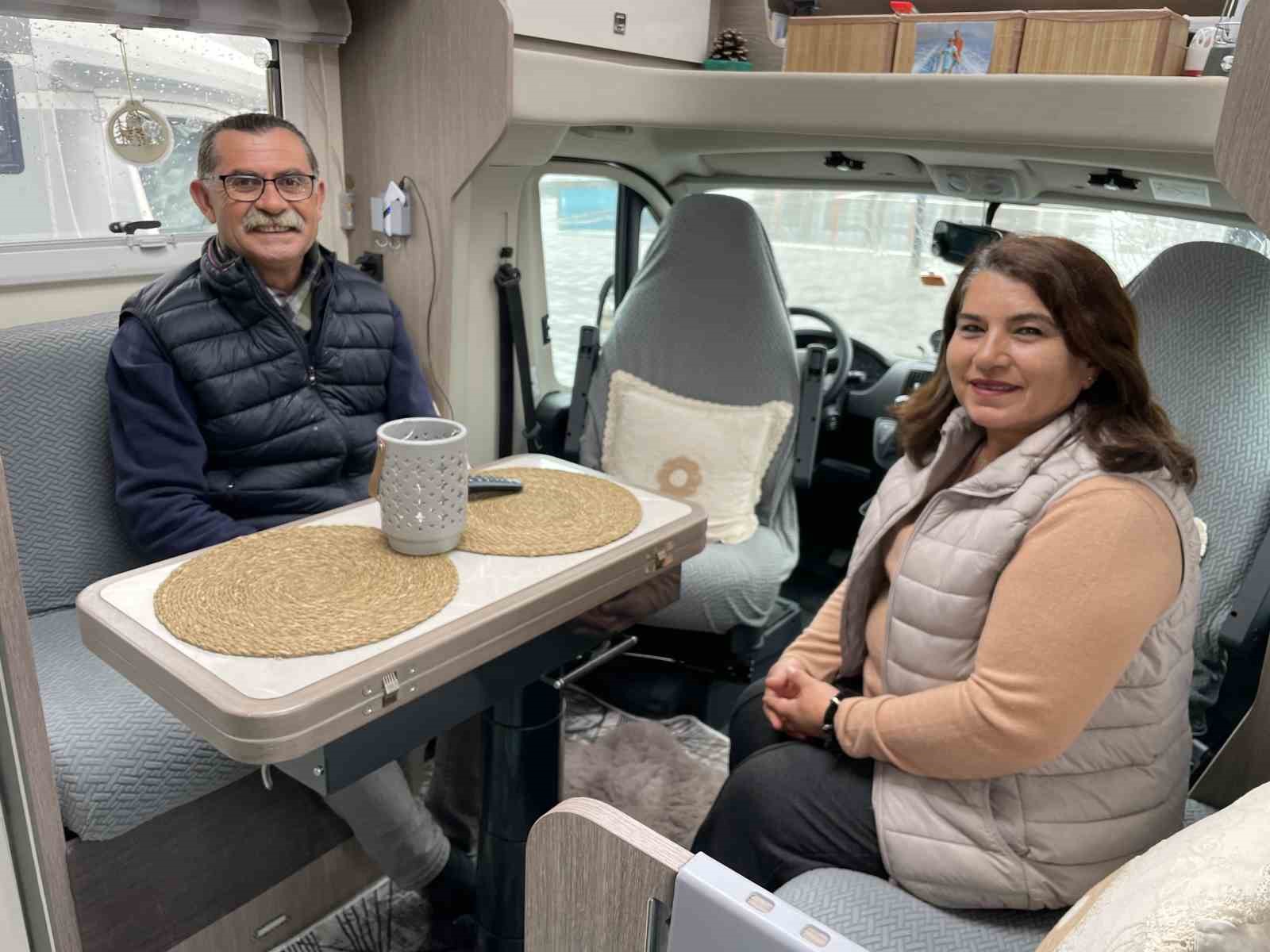 50 yıllık memleket hasretlerini karavanla gideriyorlar
