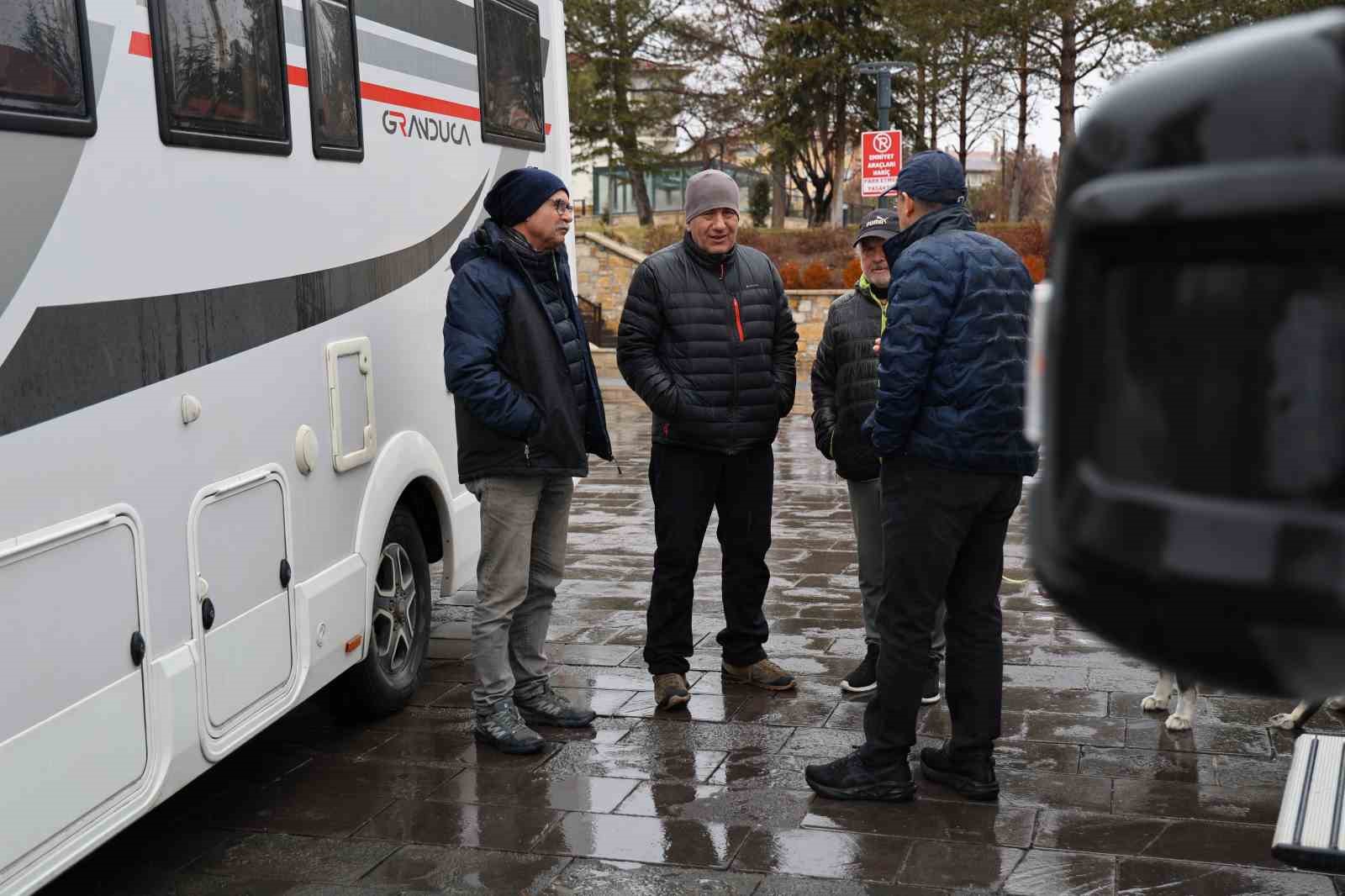 50 yıllık memleket hasretlerini karavanla gideriyorlar
