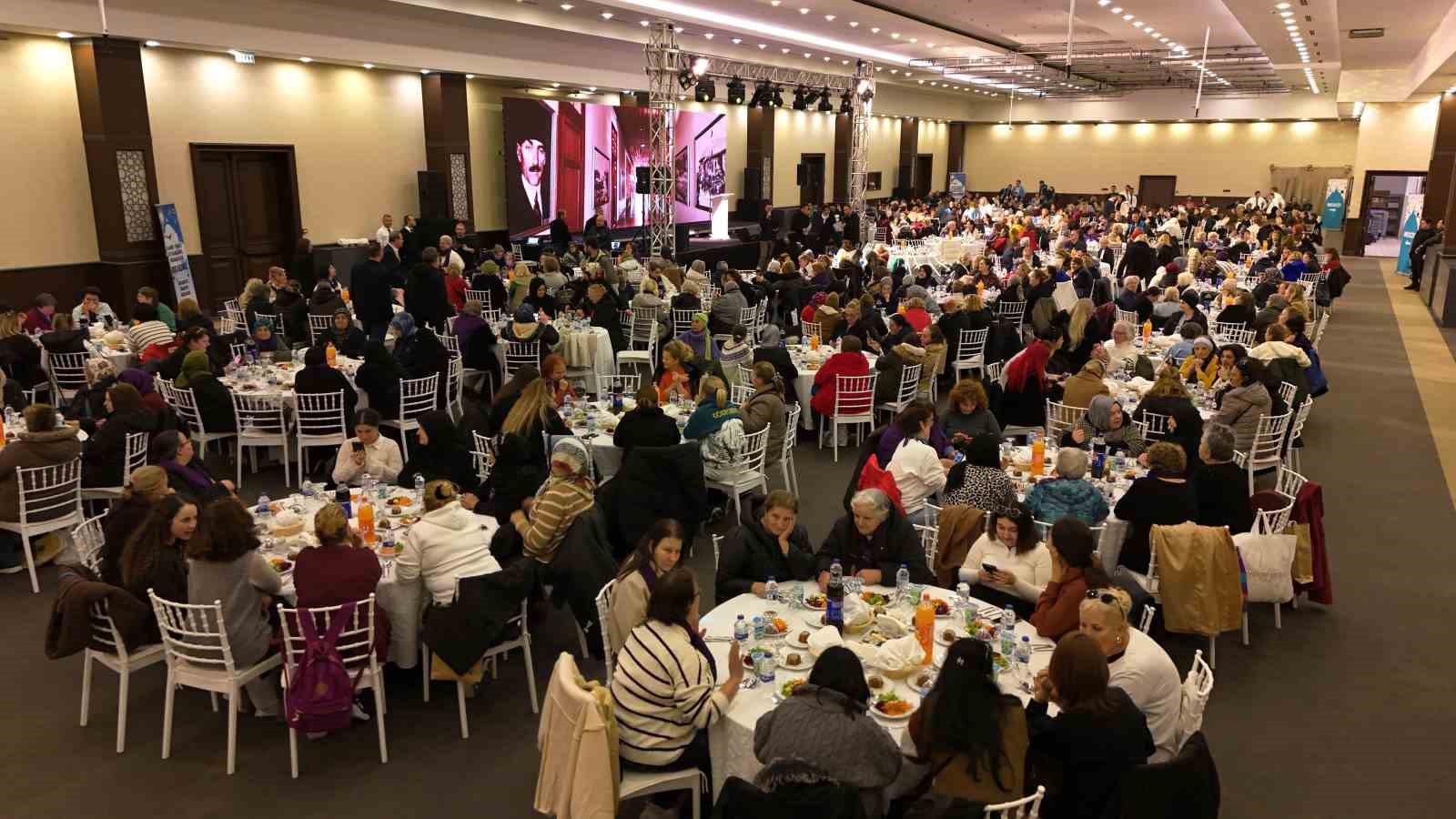 500 Büyükçekmeceli kadın Edirne’de iftar sofrasında buluştu
