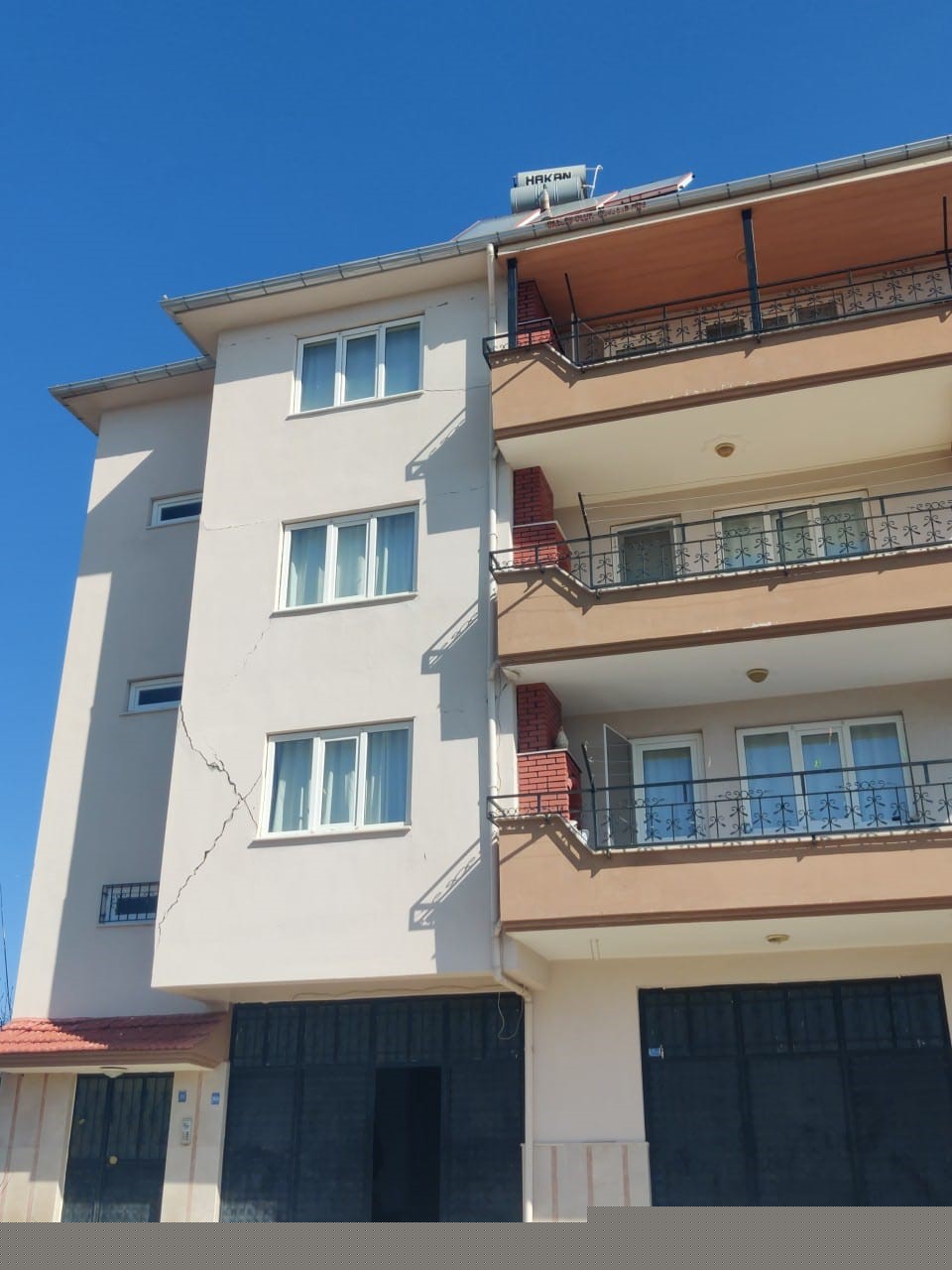 5.1 büyüklüğündeki depremin merkez üssü olan Buldan’daki eski yapılarda büyük hasarlar oluştu
