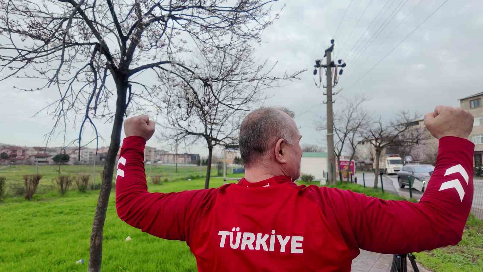 51 yaşındaki dünya şampiyonu, güreşçi koçla antrenman yaptı
