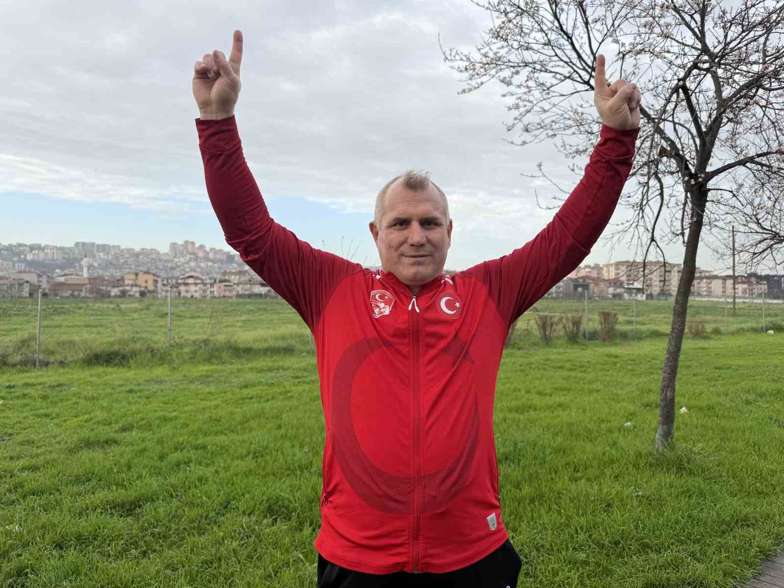 51 yaşındaki dünya şampiyonu, güreşçi koçla antrenman yaptı
