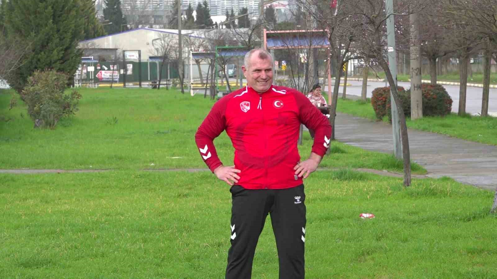 51 yaşındaki dünya şampiyonu, güreşçi koçla antrenman yaptı
