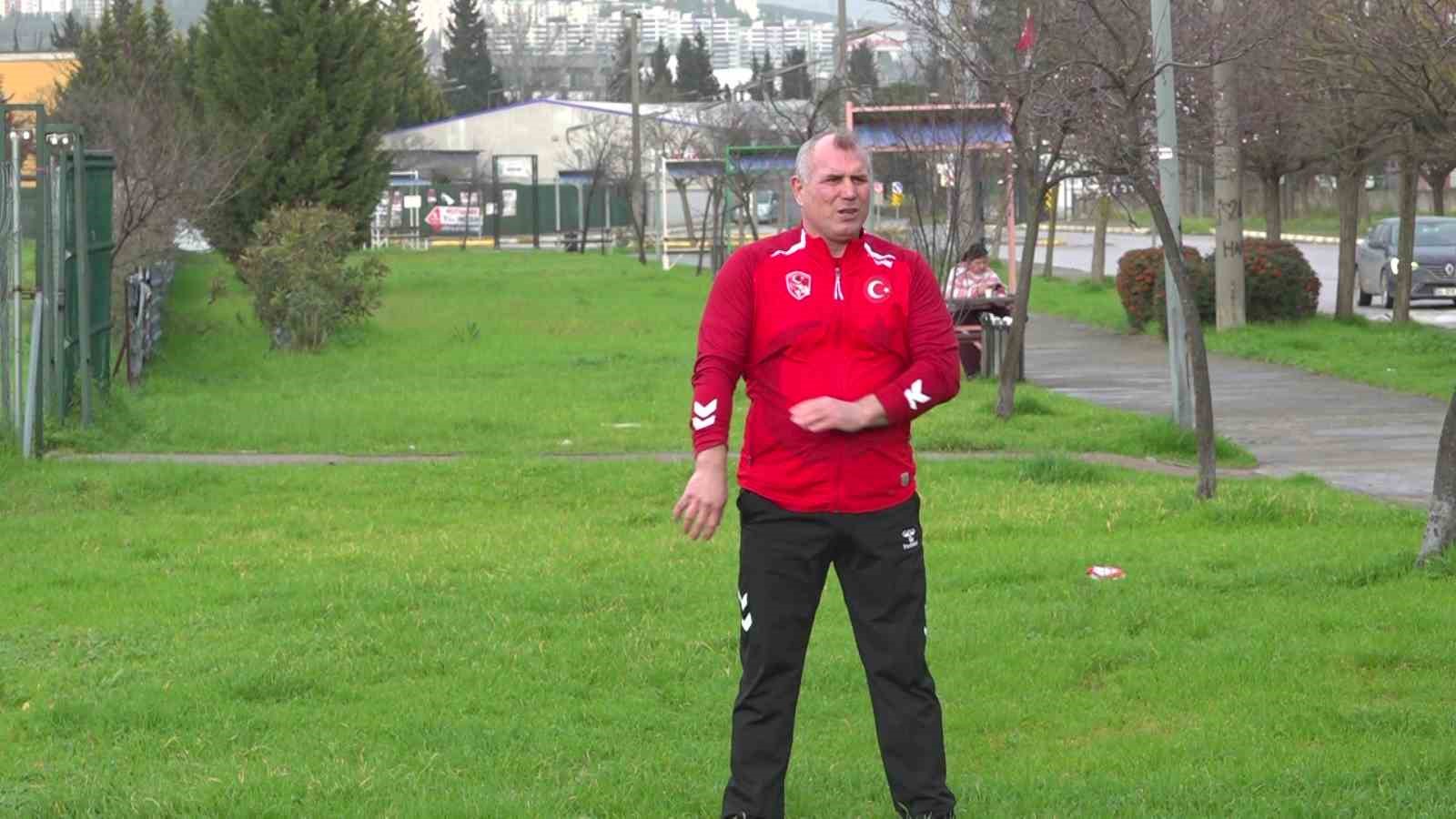 51 yaşındaki dünya şampiyonu, güreşçi koçla antrenman yaptı
