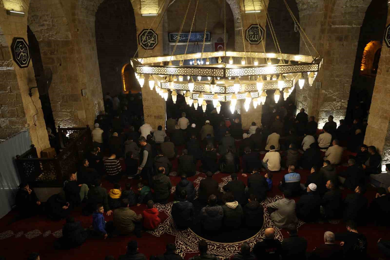 6 asırlık tarihi camide Berat Kandili’nde eller semaya açıldı
