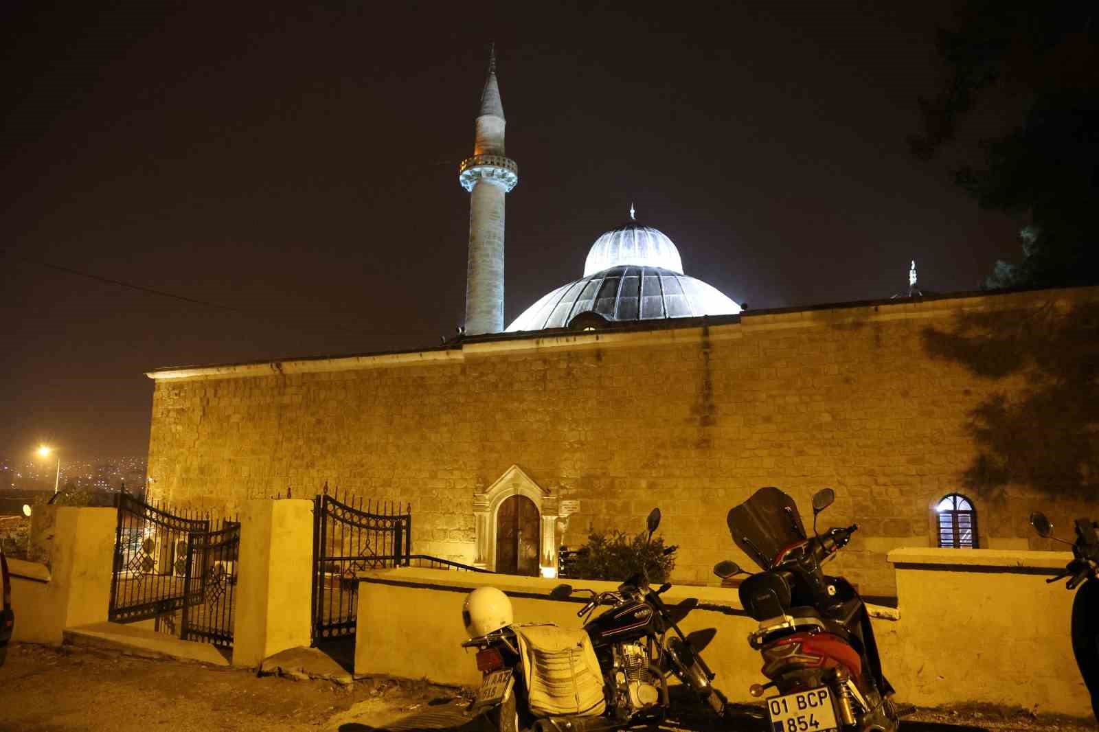 6 asırlık tarihi camide Berat Kandili’nde eller semaya açıldı
