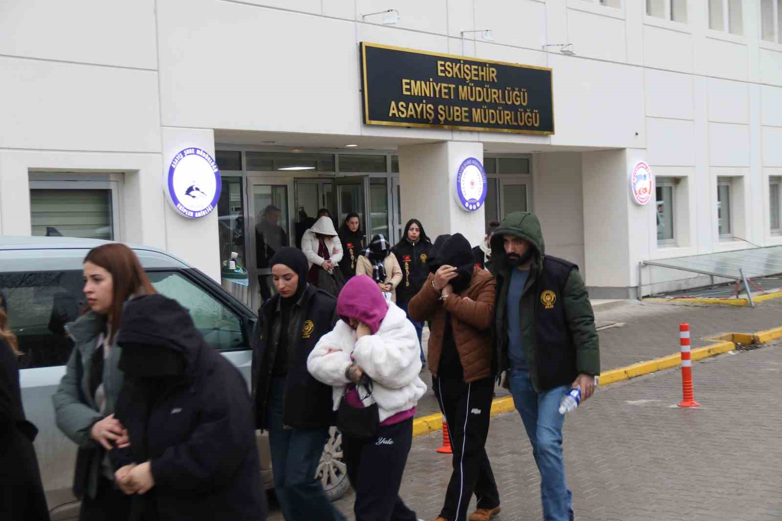 6 ilde fuhuş operasyonu: 6’sı yabancı 15 kadın kurtarıldı, 13 şüpheli yakalandı
