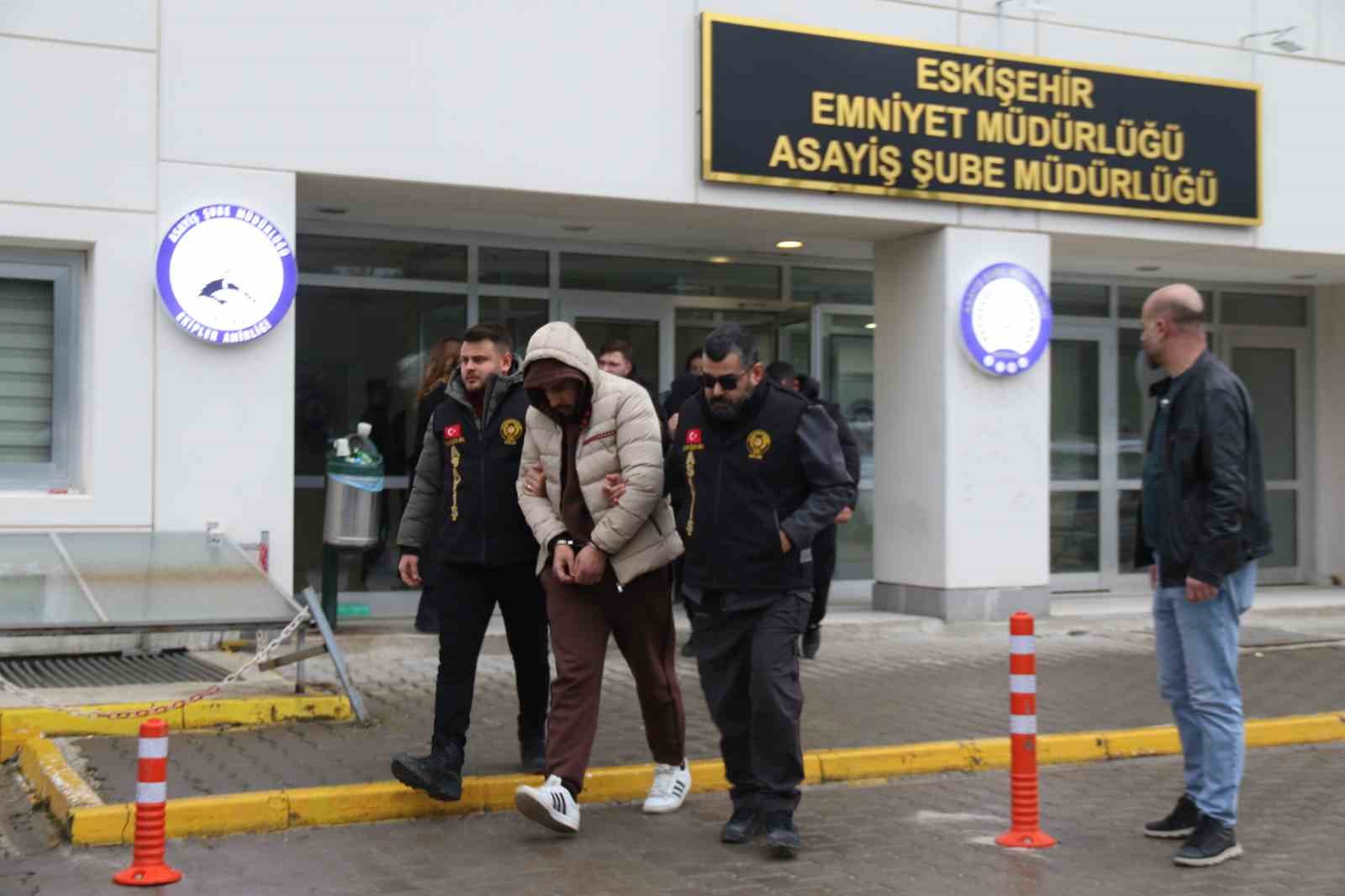 6 ilde fuhuş operasyonu: 6’sı yabancı 15 kadın kurtarıldı, 13 şüpheli yakalandı
