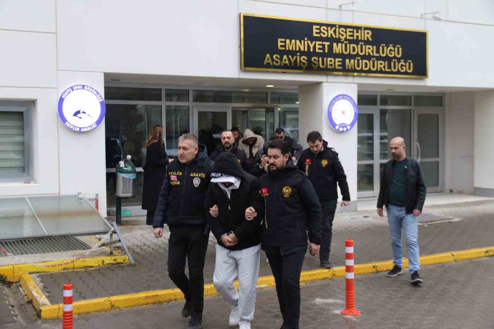6 ilde fuhuş operasyonu: 6’sı yabancı 15 kadın kurtarıldı, 13 şüpheli yakalandı
