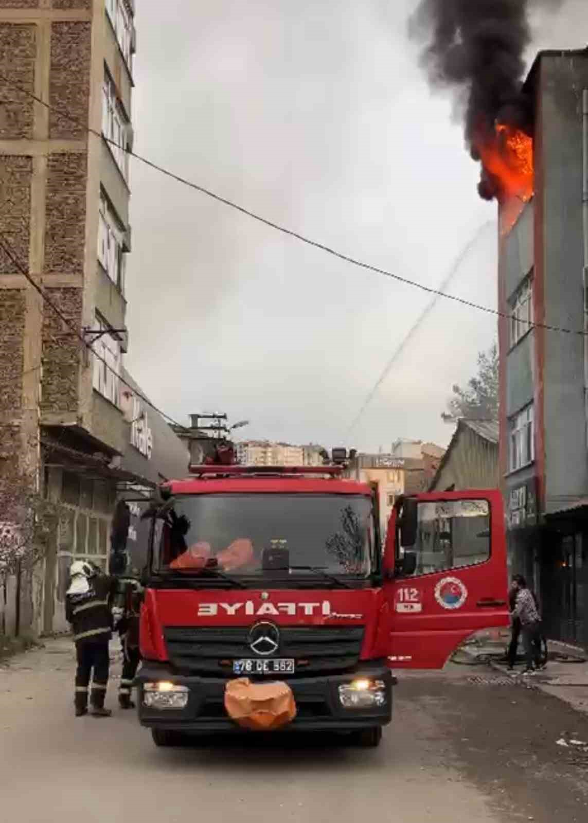 6 kişinin yaşadığı daire alevlere teslim oldu
