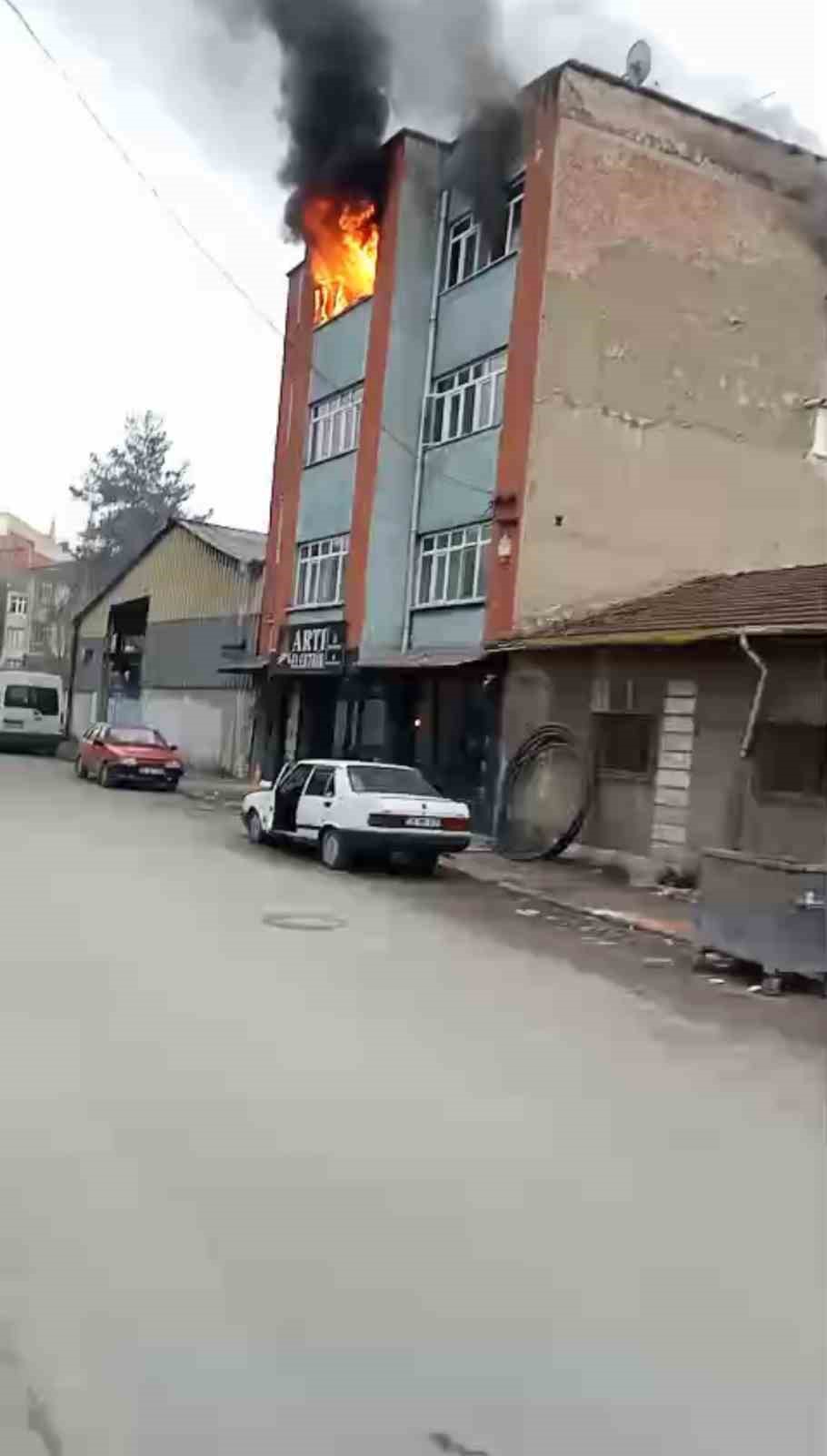6 kişinin yaşadığı daire alevlere teslim oldu
