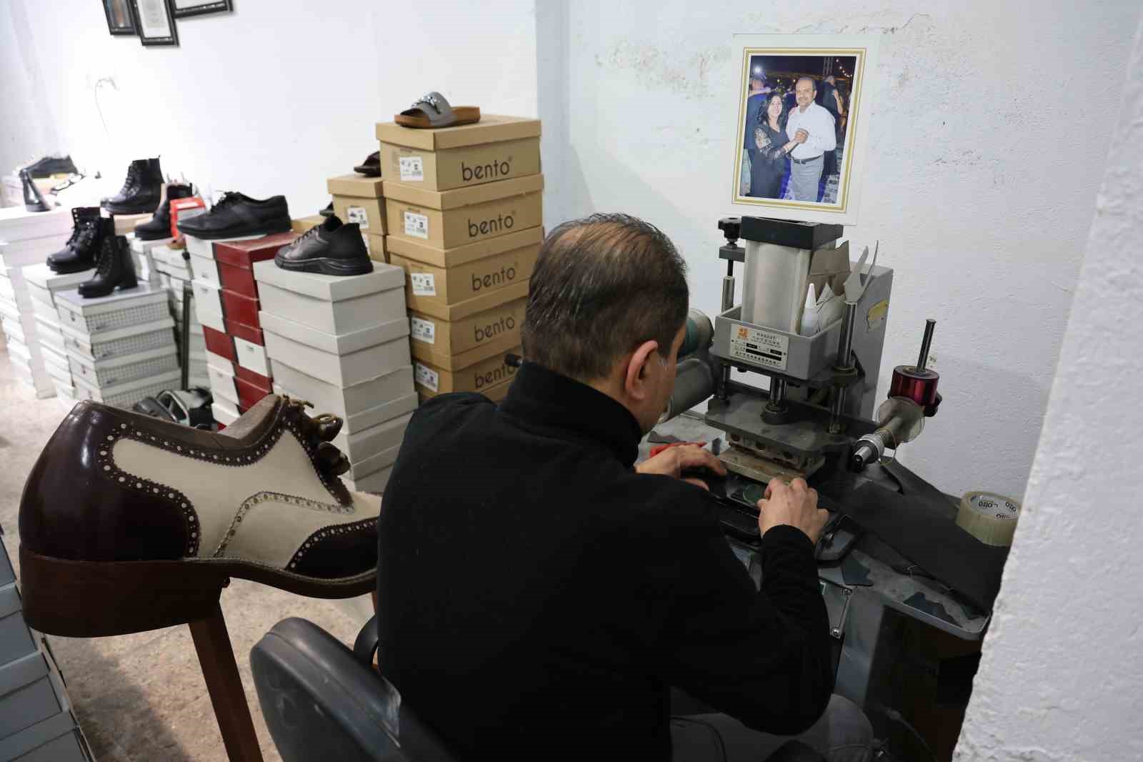 6 Şubat depreminde 10 yakınını kaybedip Aksaray’a yerleşen ayakkabı imalatçısı Şükrü Levent Okurlar o sabahı anlattı
