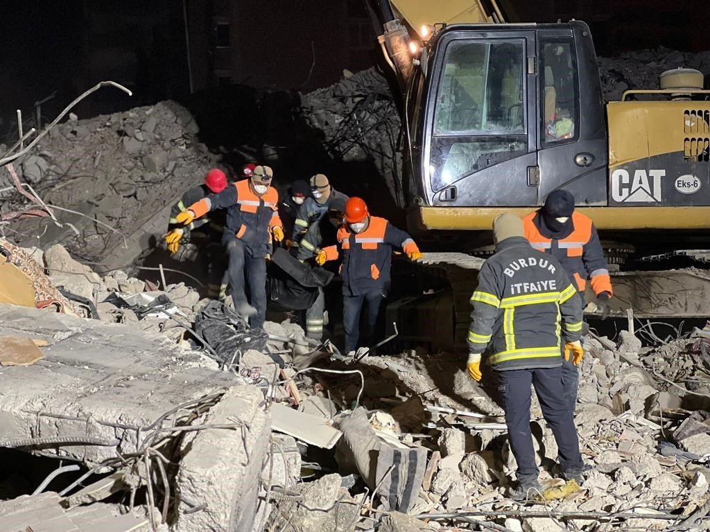 6 Şubat depremlerinde birçok insana umut olan Burdur İtfaiyesi deprem şehitlerini unutmadı
