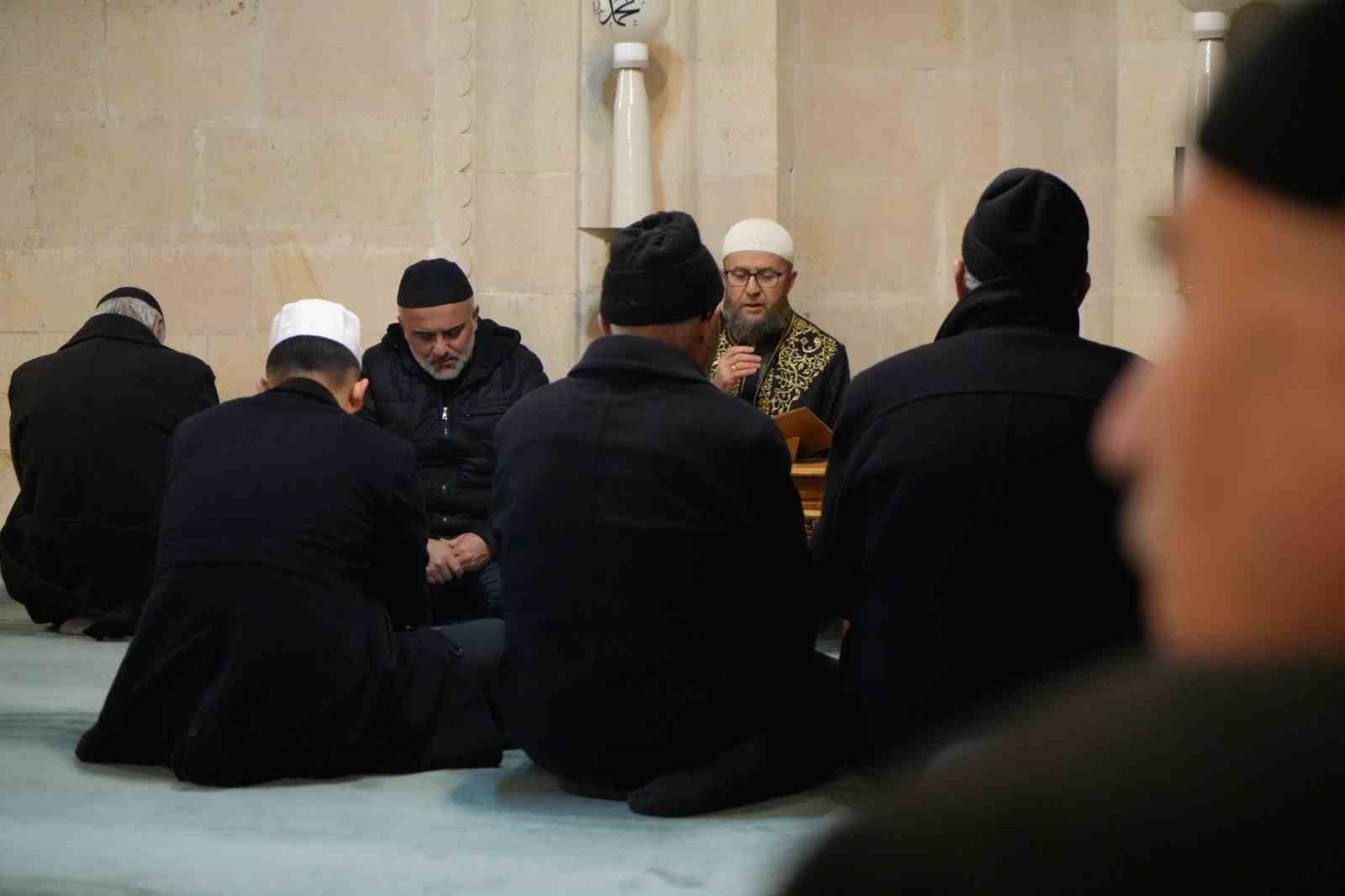 6 Şubat depremlerinde hayatını kaybedenler Bayburt’ta dualarla anıldı
