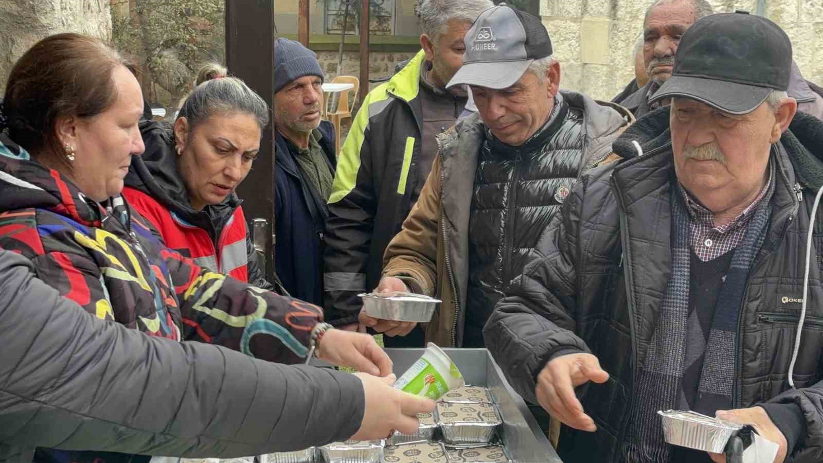 6 Şubat depremlerinde hayatını kaybedenler Edirne’de dualarla anıldı
