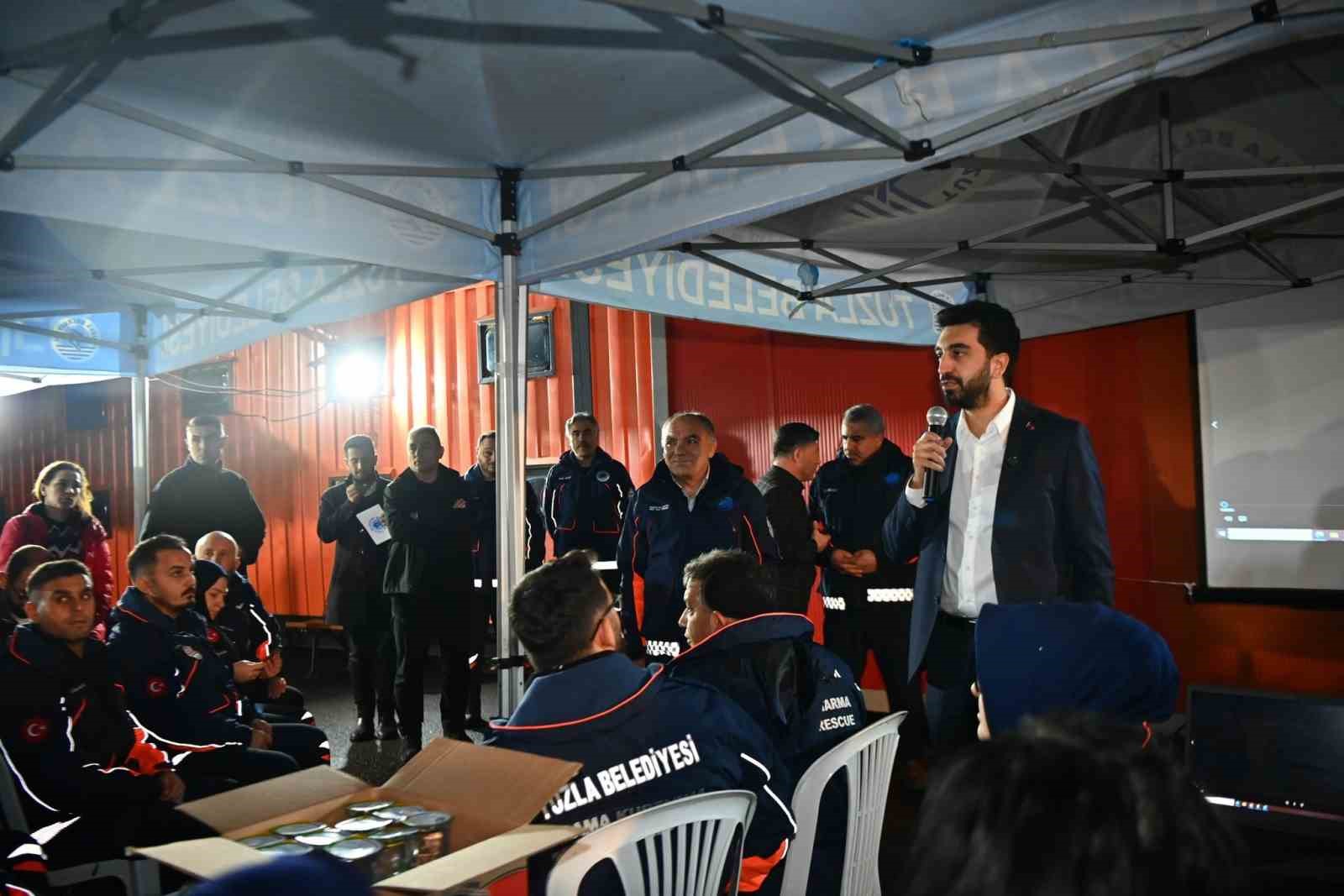 6 Şubat depremlerinde hayatını kaybedenler Tuzla’da dualarla anıldı
