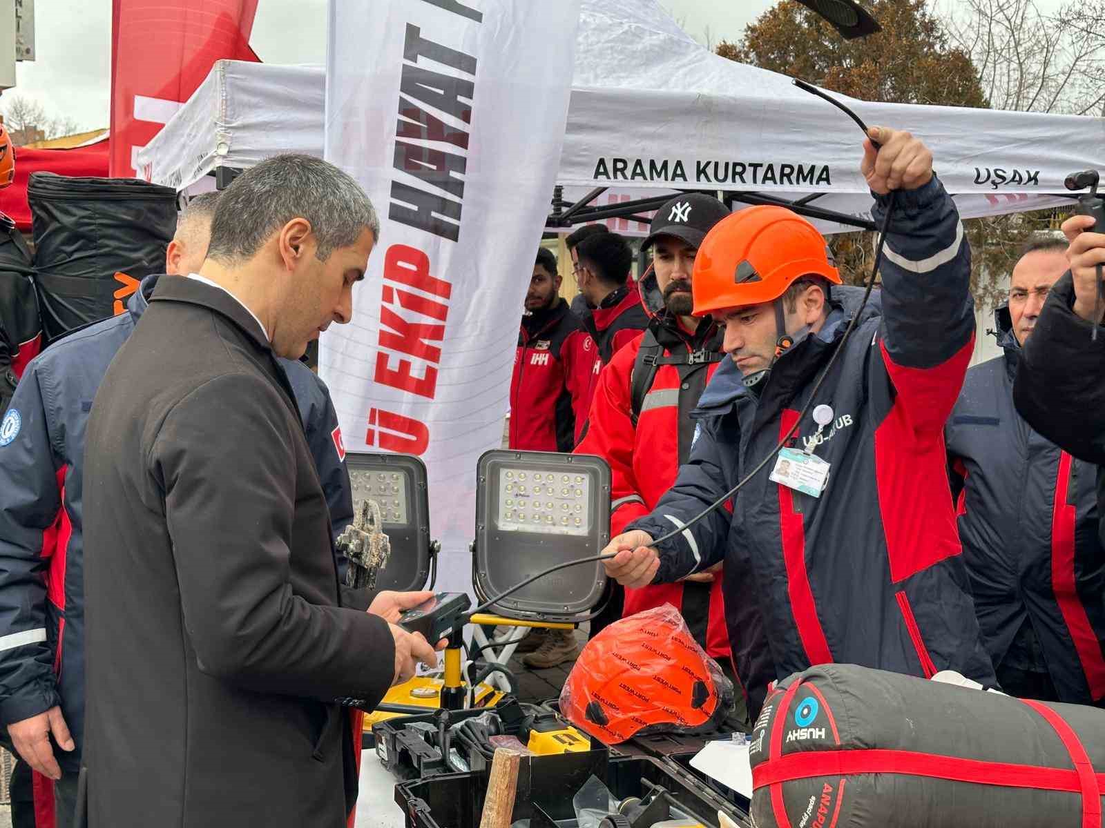 6 Şubat depremlerinde hayatını kaybedenler Uşak’ta dualarla anıldı
