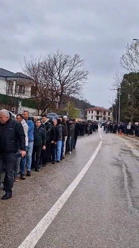 60 Yıllık Bayram geleneği: 1 kilometrelik bayramlaşma kuyruğu
