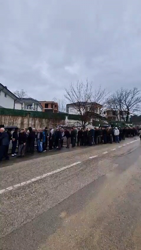 60 Yıllık Bayram geleneği: 1 kilometrelik bayramlaşma kuyruğu
