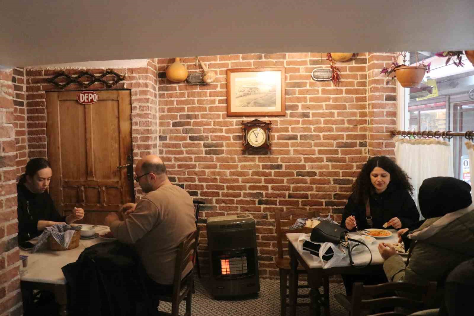 60 yıllık lezzet mirası: Uzun Çarşı’nın ciğer ustası gastronomi turizmine katkı sunuyor
