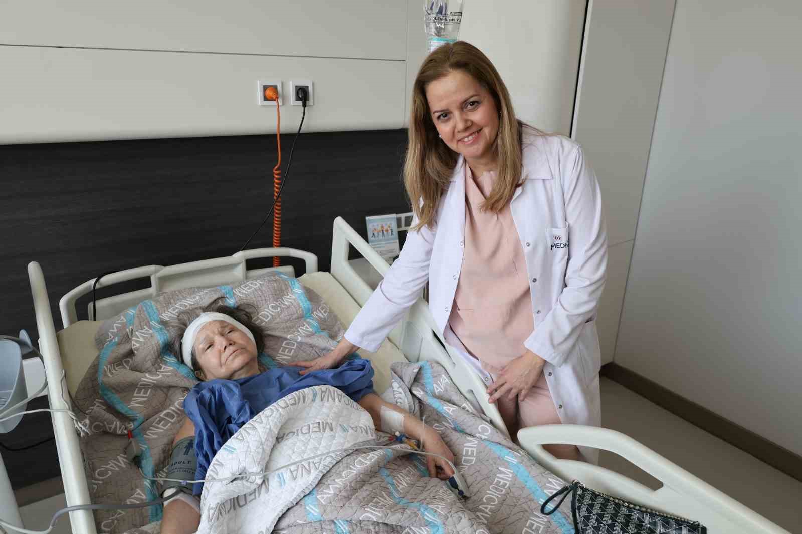 60 yıllık sessizliği koklear implantla son bulacak
