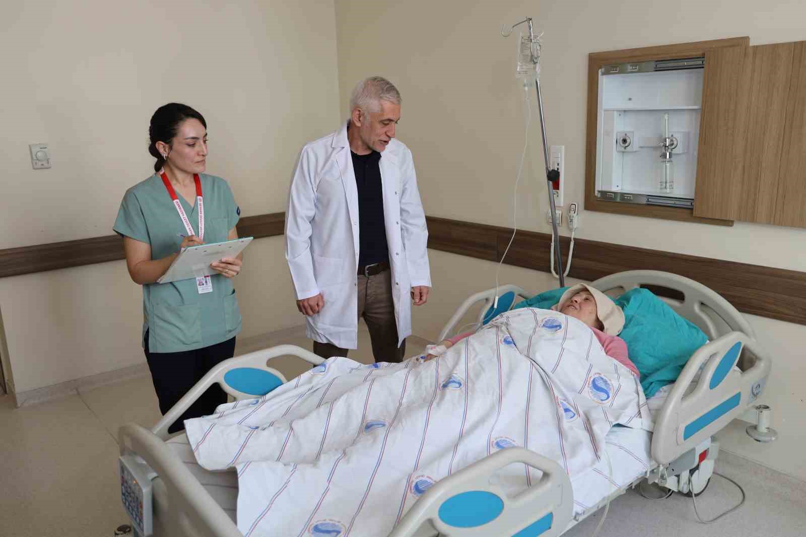 61 yaşındaki beyin cerrahı, maraton koşusunda uluslararası ödül kazandı
