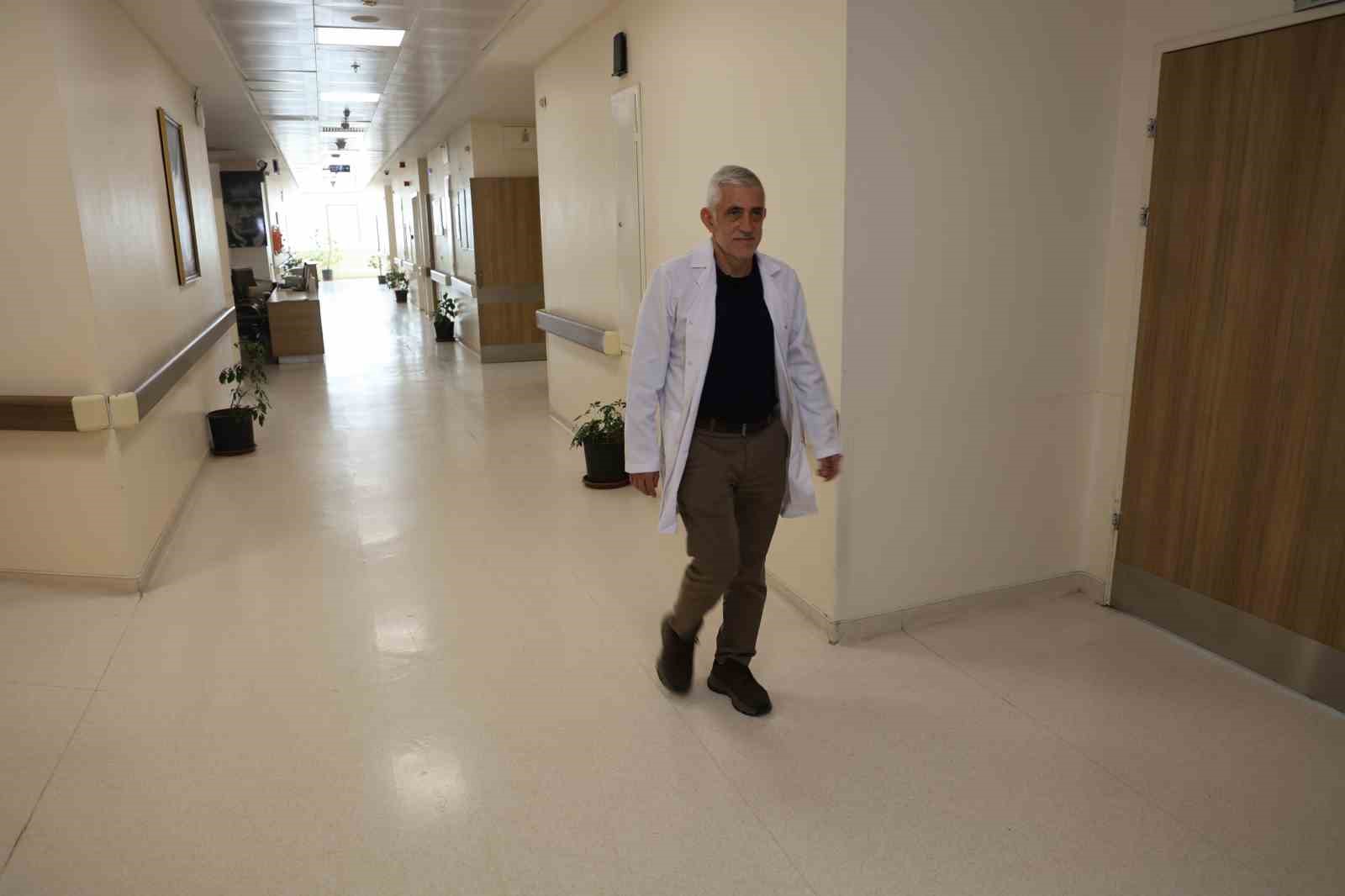 61 yaşındaki beyin cerrahı, maraton koşusunda uluslararası ödül kazandı
