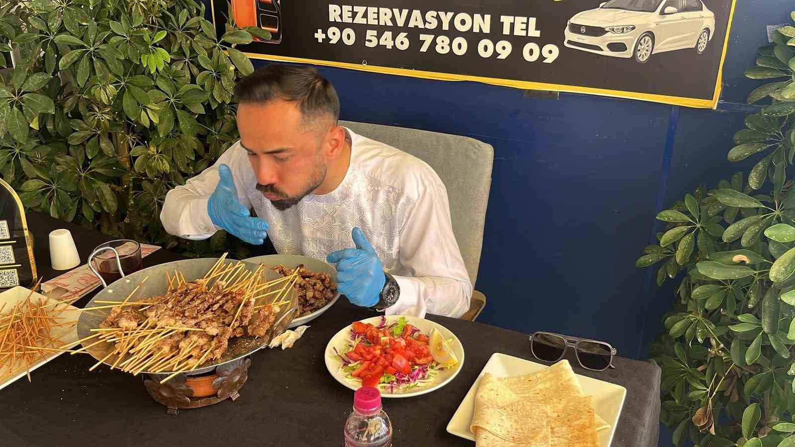 63 kilogram olarak başladığı ve 80 dakika süren yarışma sonunda 70 kilograma çıktı
63 kilogram olarak başladığı ve 80 dakika süren yarışma sonunda 70 kilograma çıktı