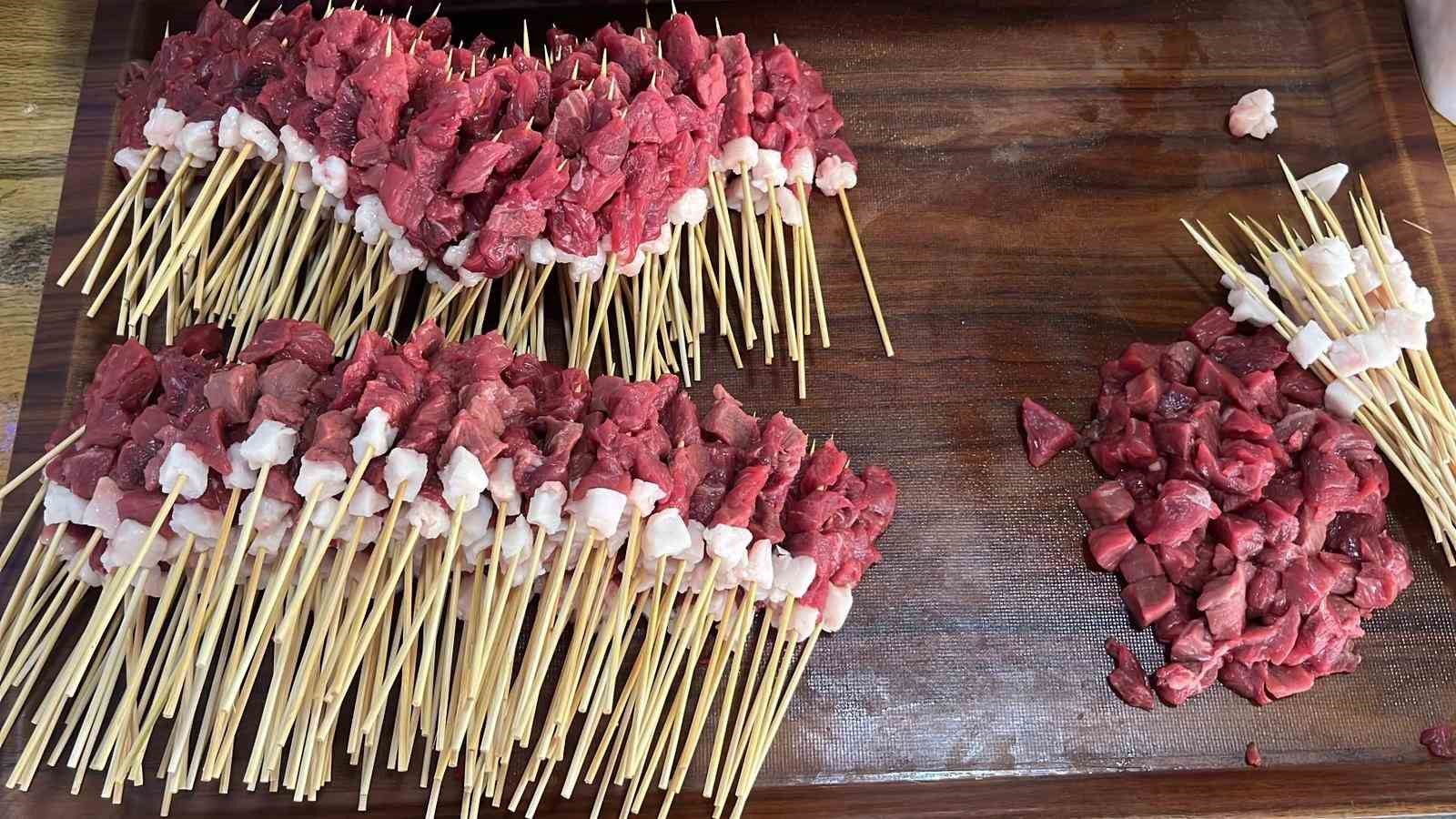 63 kilogram olarak başladığı ve 80 dakika süren yarışma sonunda 70 kilograma çıktı
63 kilogram olarak başladığı ve 80 dakika süren yarışma sonunda 70 kilograma çıktı