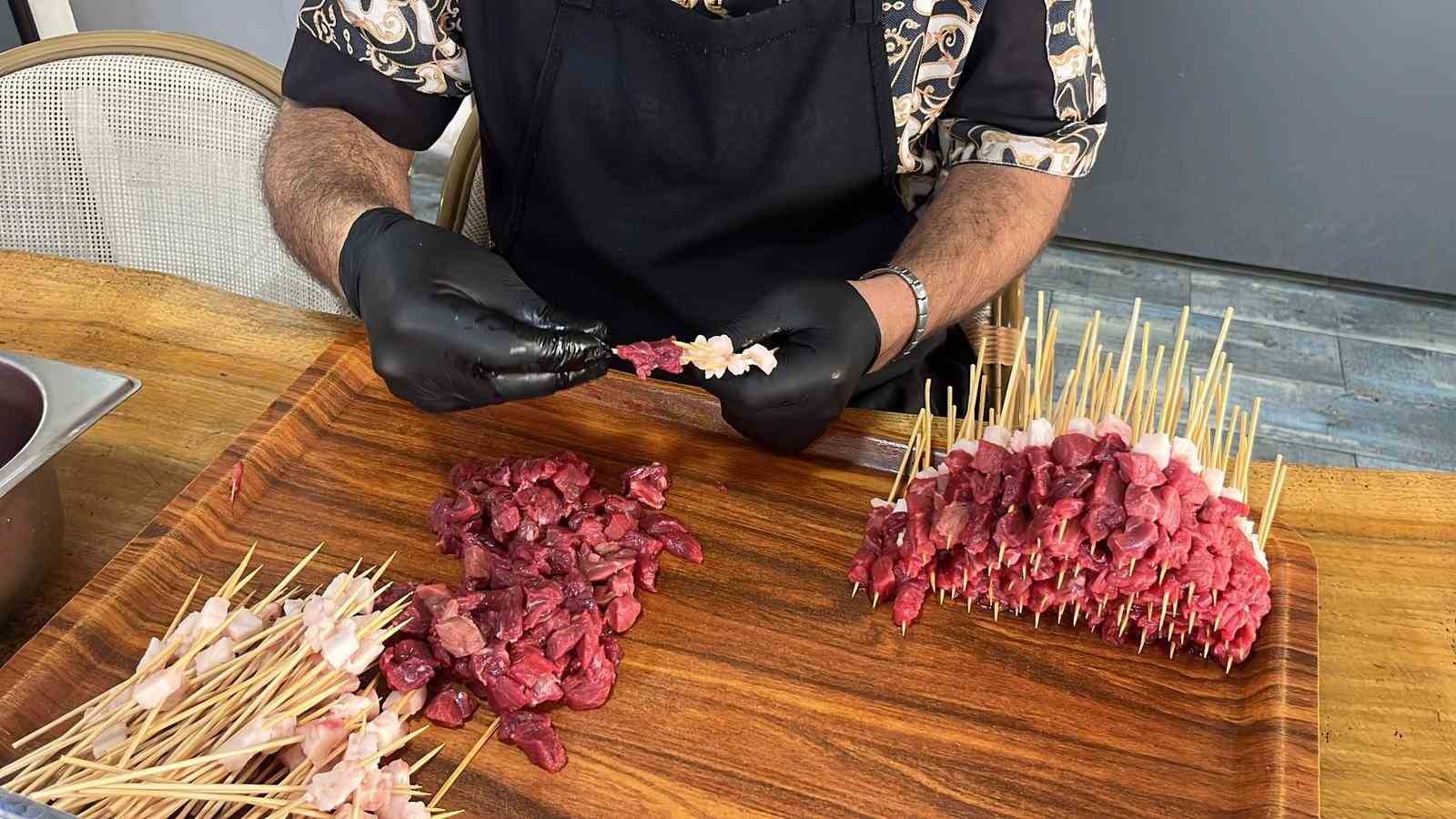 63 kilogram olarak başladığı ve 80 dakika süren yarışma sonunda 70 kilograma çıktı
63 kilogram olarak başladığı ve 80 dakika süren yarışma sonunda 70 kilograma çıktı