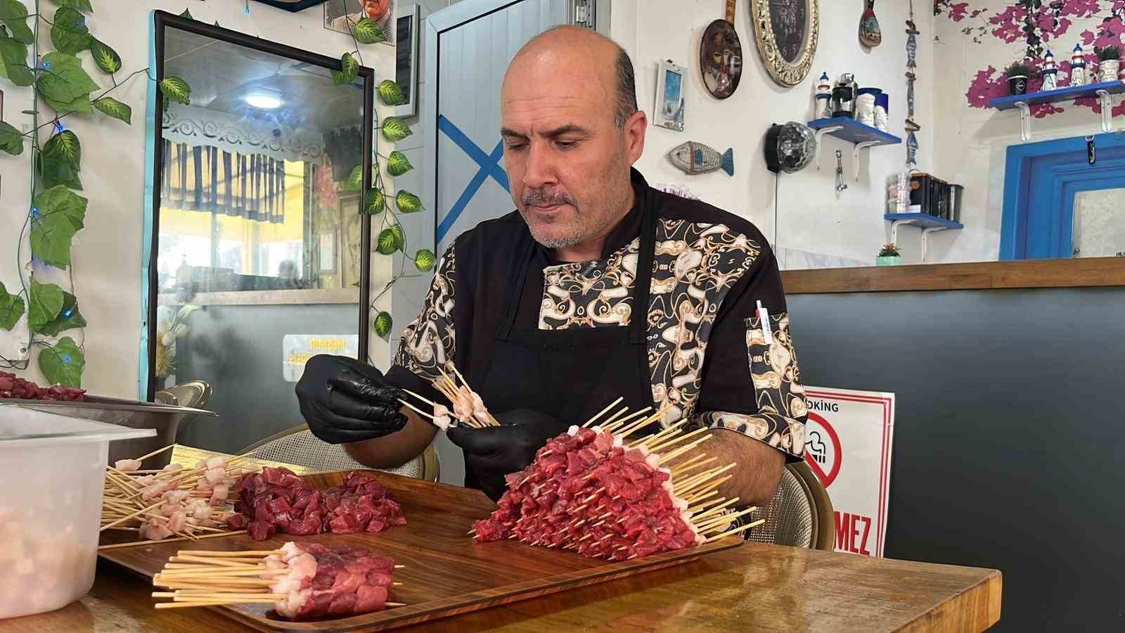 63 kilogram olarak başladığı ve 80 dakika süren yarışma sonunda 70 kilograma çıktı
63 kilogram olarak başladığı ve 80 dakika süren yarışma sonunda 70 kilograma çıktı