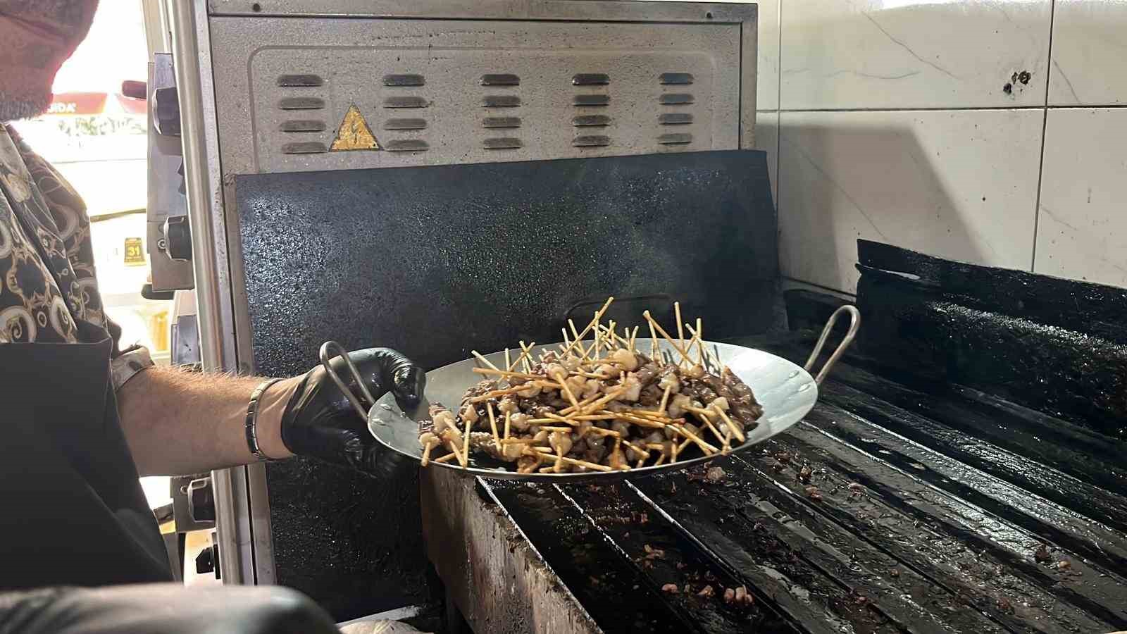 63 kilogram olarak başladığı ve 80 dakika süren yarışma sonunda 70 kilograma çıktı
63 kilogram olarak başladığı ve 80 dakika süren yarışma sonunda 70 kilograma çıktı