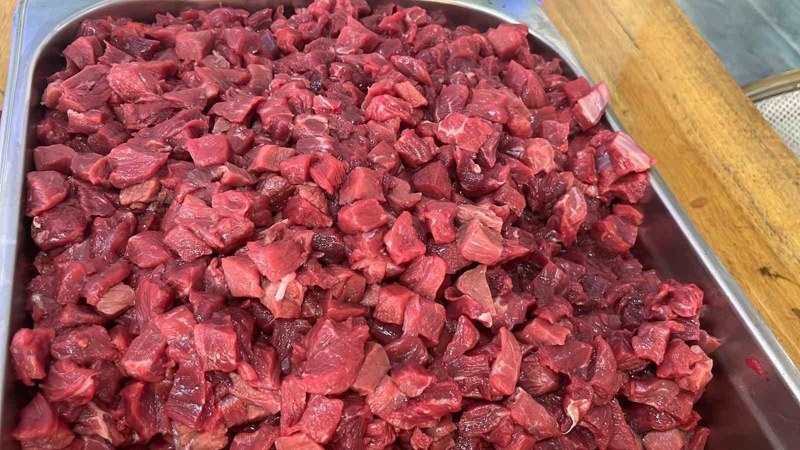 63 kilogram olarak başladığı ve 80 dakika süren yarışma sonunda 70 kilograma çıktı
63 kilogram olarak başladığı ve 80 dakika süren yarışma sonunda 70 kilograma çıktı