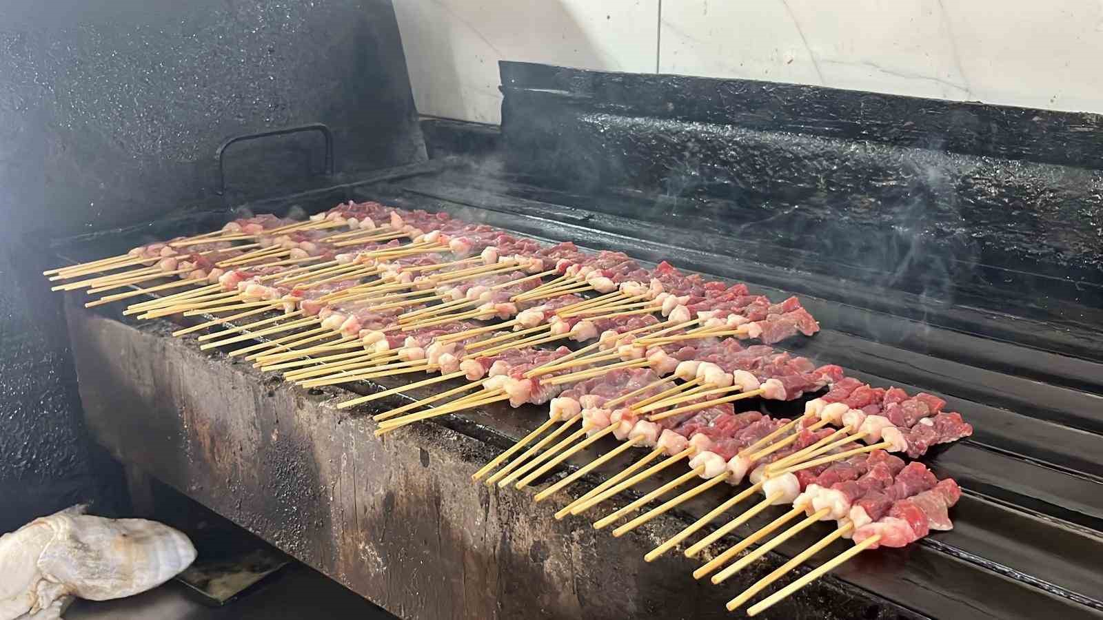 63 kilogram olarak başladığı ve 80 dakika süren yarışma sonunda 70 kilograma çıktı
63 kilogram olarak başladığı ve 80 dakika süren yarışma sonunda 70 kilograma çıktı