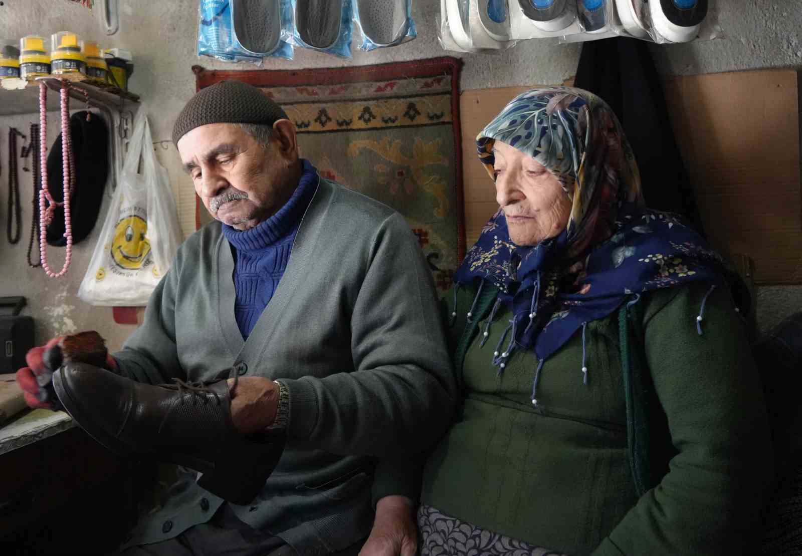 64 yıllık ayakkabı tamircisi, her sabah dükkanını eşiyle açıyor
64 yıllık ayakkabı tamircisi, her sabah dükkanını eşiyle açıyor